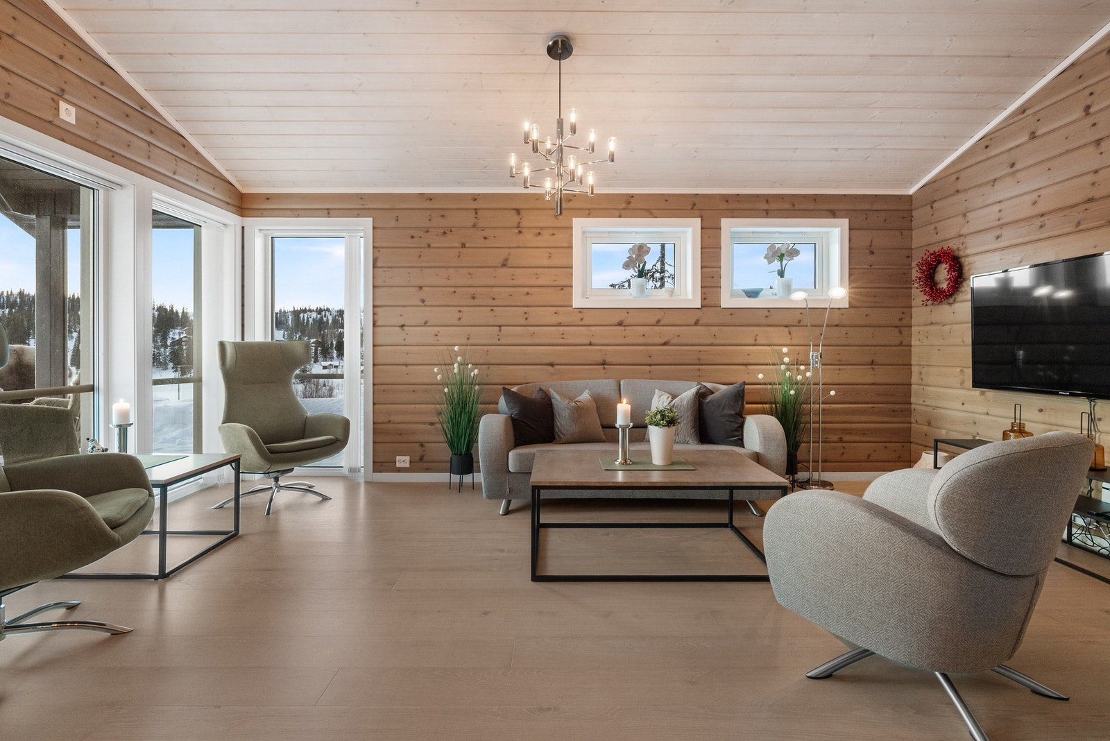 Innvendige overflater består i hovedsak av parkett på gulv, beiset trepanel på vegg og himling Galleribilde