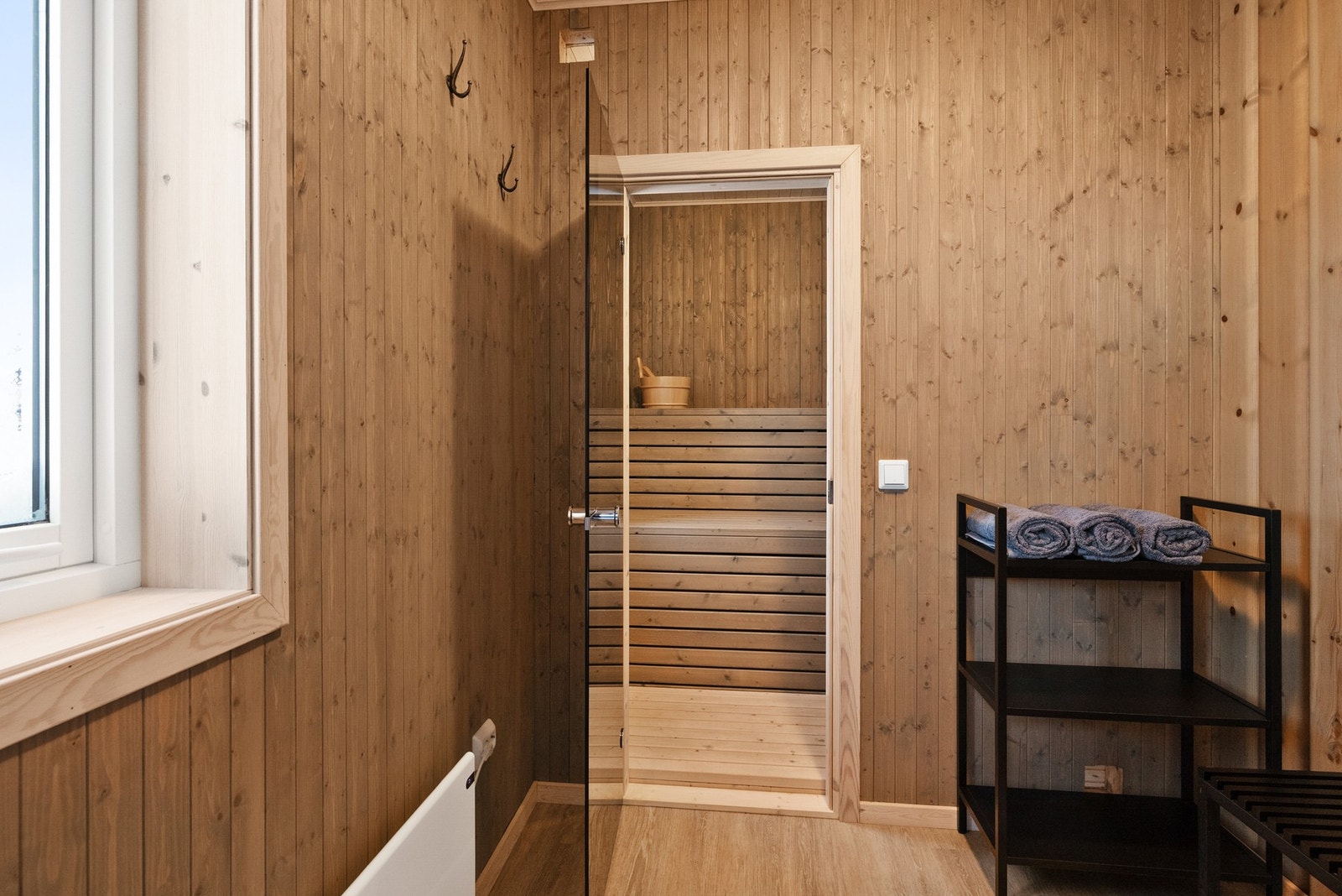 I tilknytting til garasjen er det etablert badstue og omkledningsrom Galleribilde