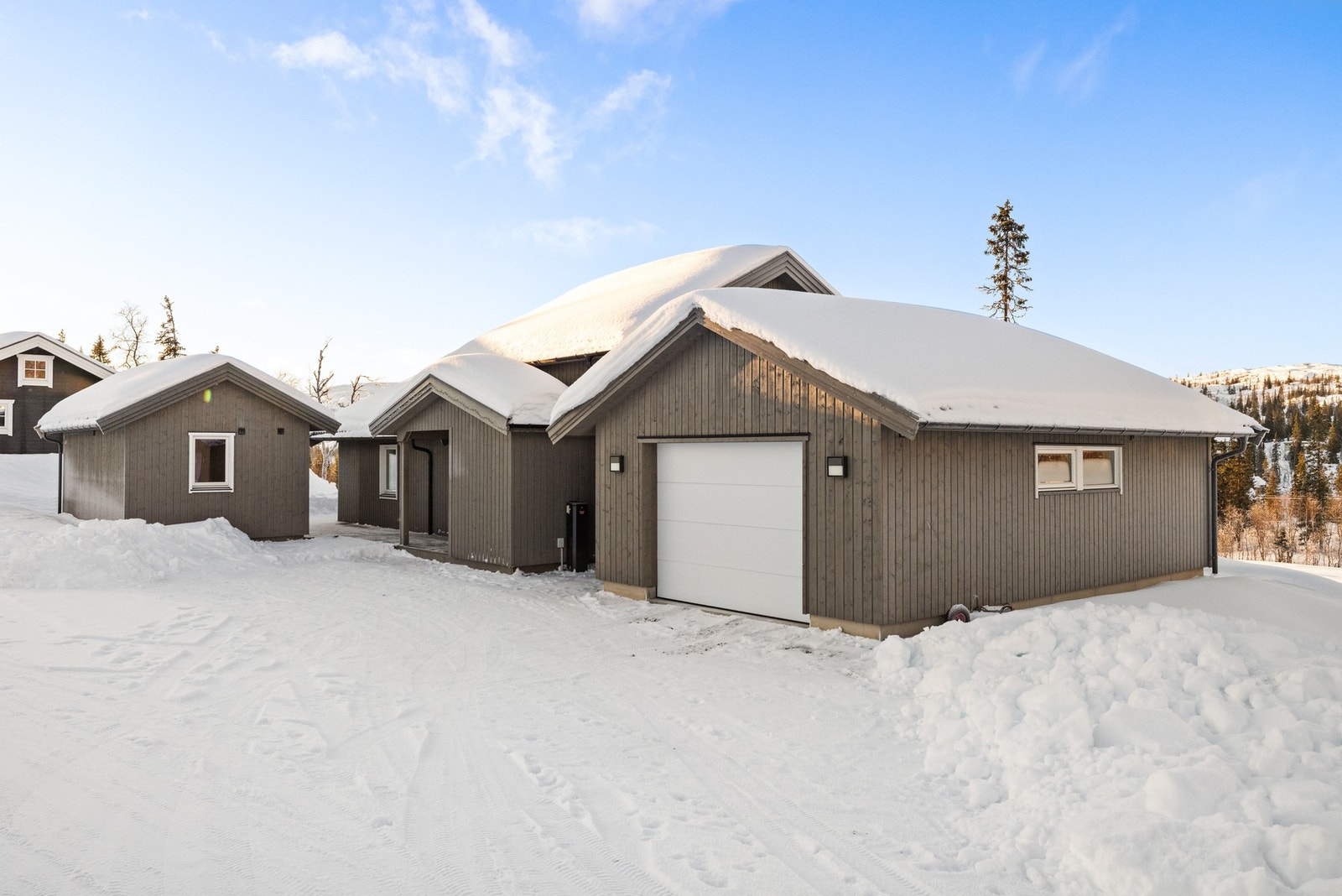 Eiendommen har enkel adkomst med parkering i garasje samt gårdsplass Galleribilde