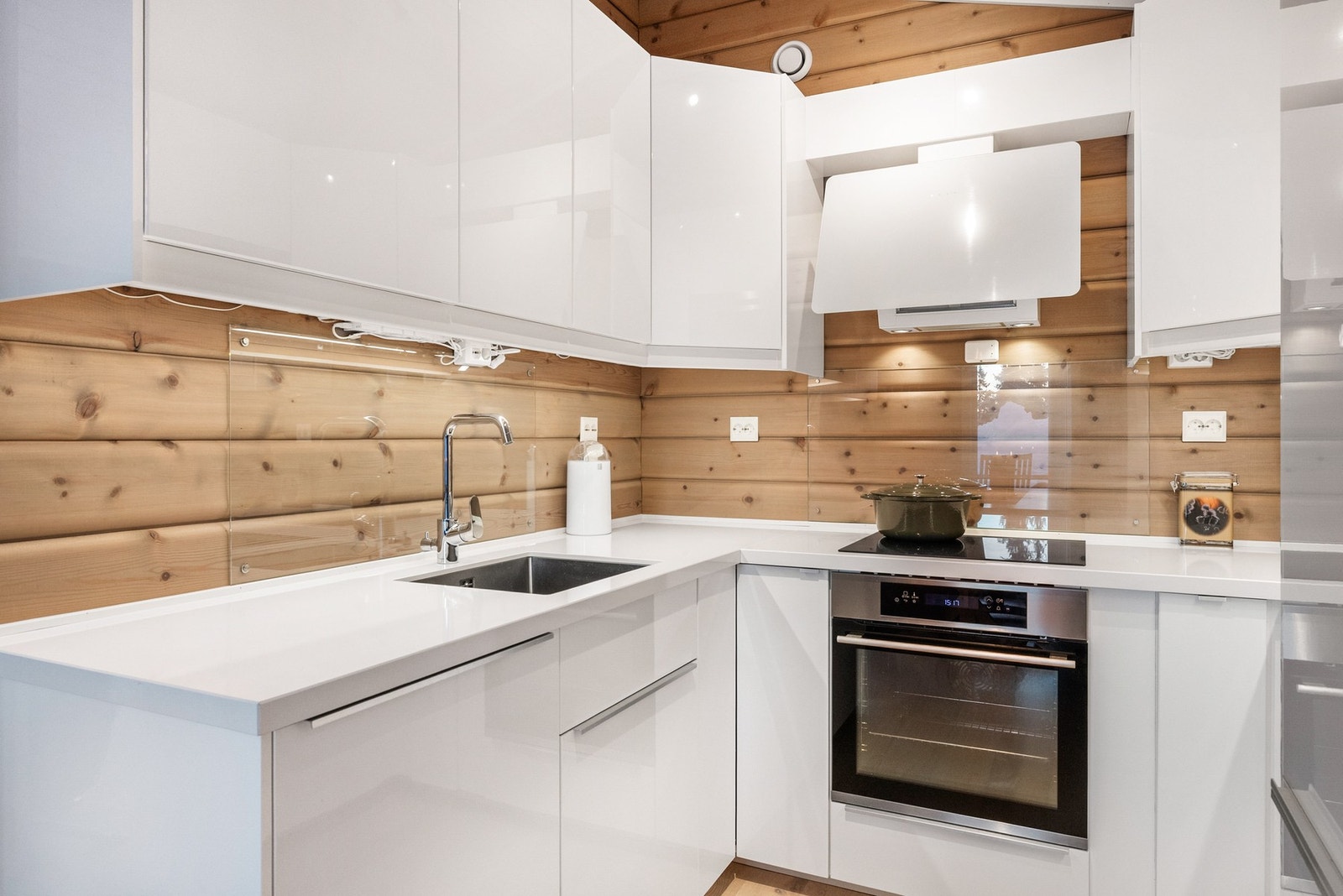 Kjøkkenet har integrert stekeovn, oppvaskmaskin og kjøl/fryseskap Galleribilde