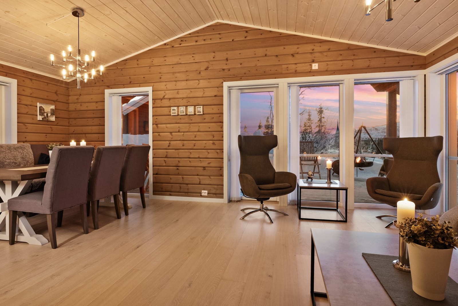 Lys og moderne oppholdsrom med vindusflater som slipper naturen helt inn Galleribilde