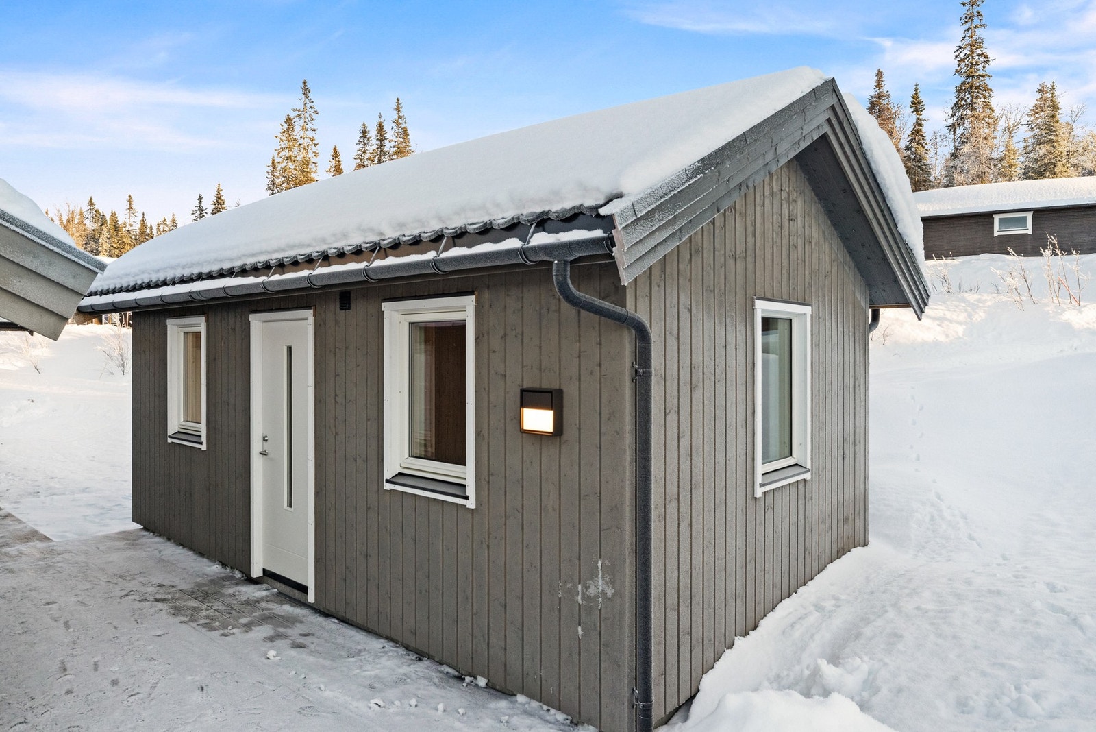 Annekset fra 2025 er fundamentert på støpt plate og inneholder oppholdsrom, soverom og toalettrom Galleribilde