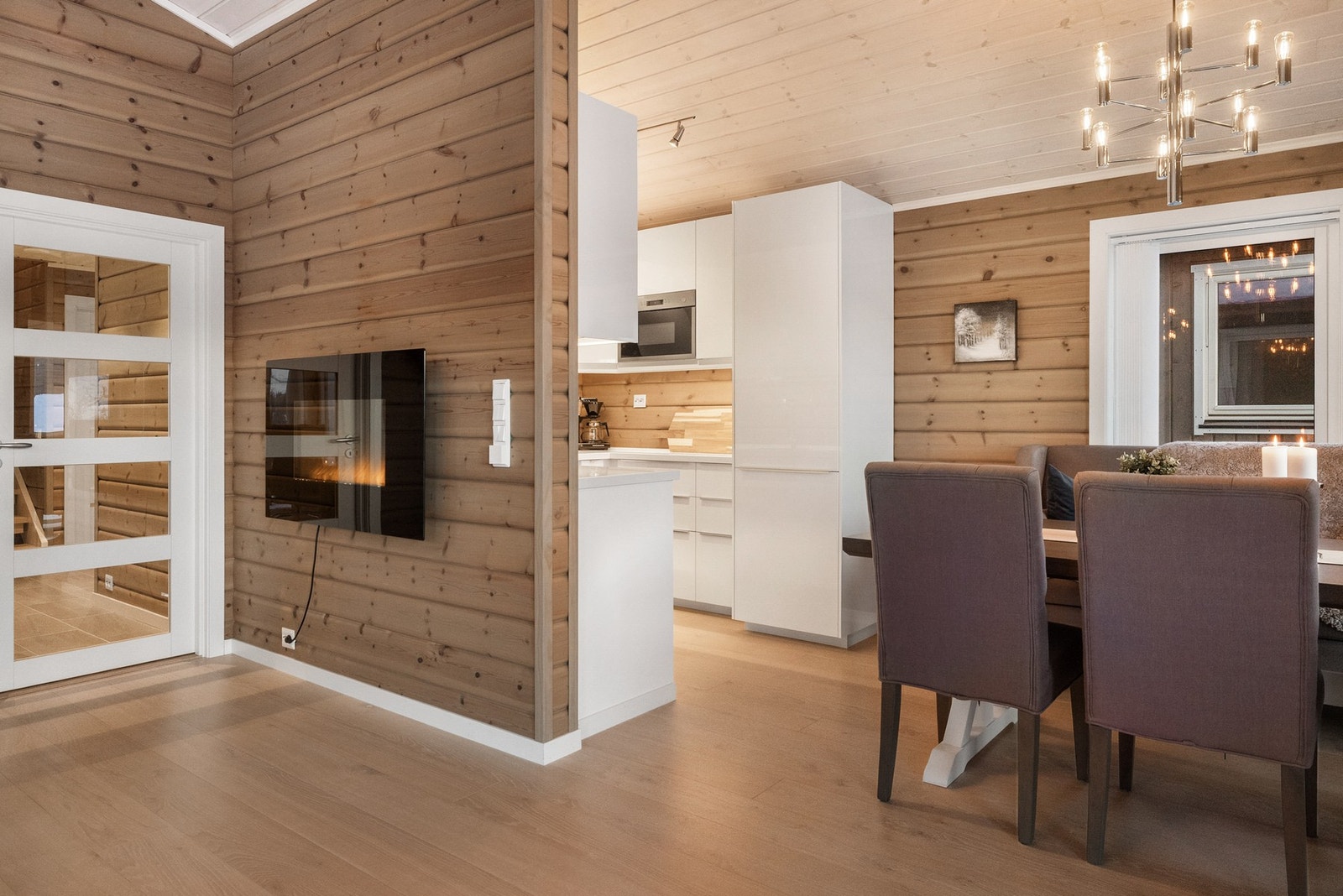 Sosial spiseplass som binder rommene sammen Galleribilde