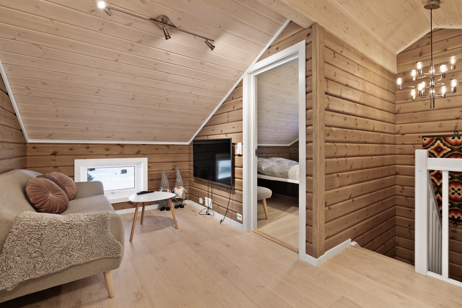 Loftstue som gir ekstra rom for hygge og underholdning Galleribilde