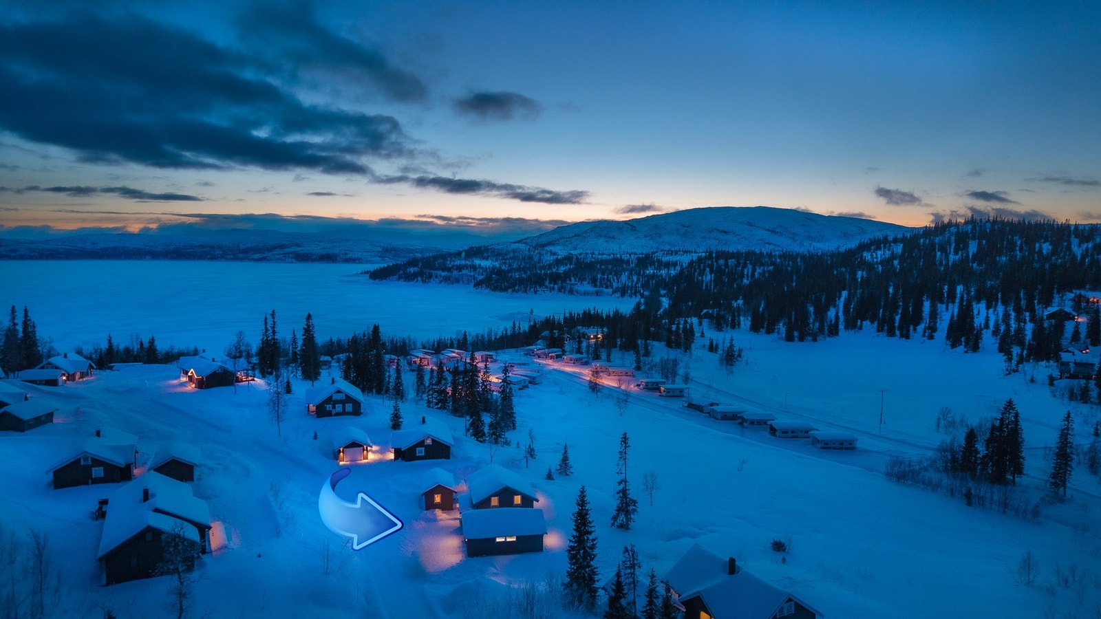 Fra eiendommen er det 3 km til Røyrvik sentrum med butikk, skole, idrettshall og beninstasjon Galleribilde