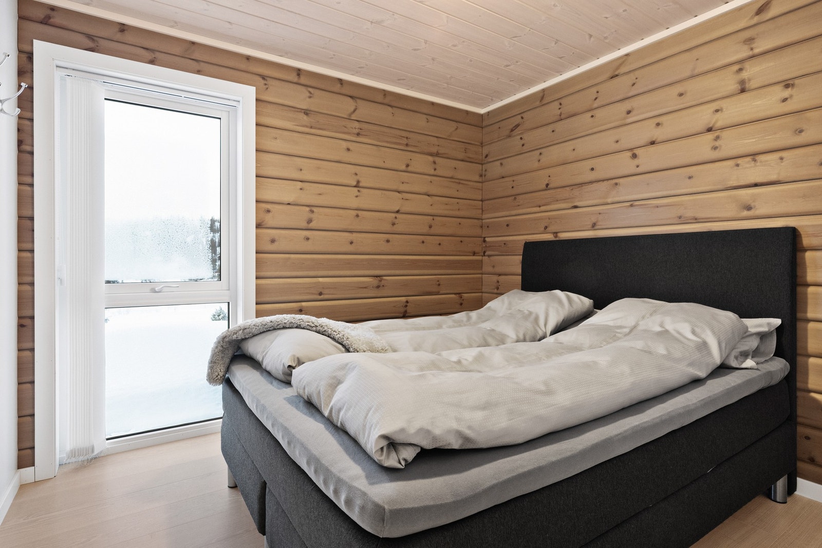 Innbydende hovedsoverom med plass til dobbeltseng. Et behagelig rom for hvile og ladning. Galleribilde