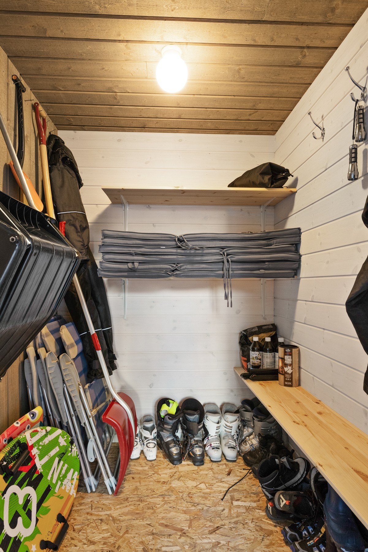 Romslig sportsbod for ski og utstyr Galleribilde