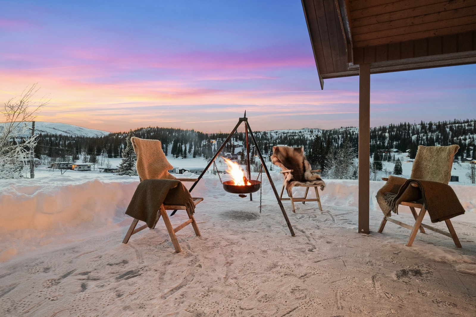 Uteområdet består av en delvis takoverbygd markterrasse vendt mot sør-vest Galleribilde