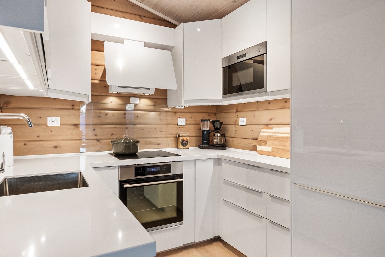 Lekkert kjøkken med moderne løsninger og god arbeidsplass Galleribilde