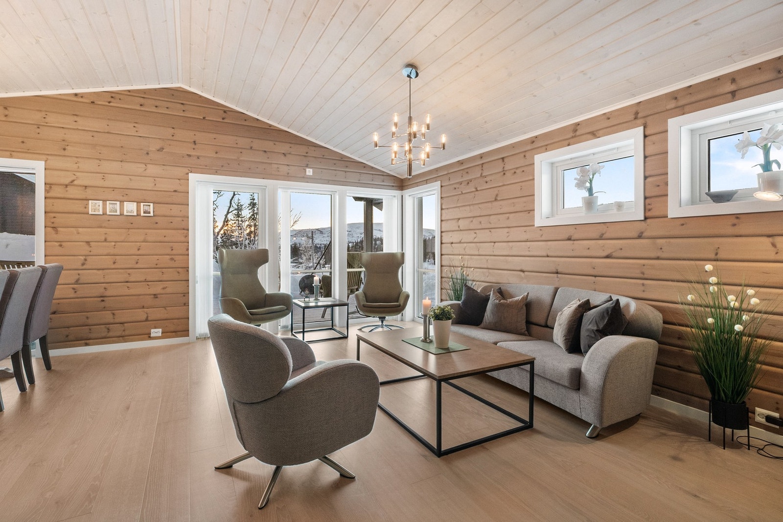 Stuen nyter godt av den gode takhøyden Galleribilde