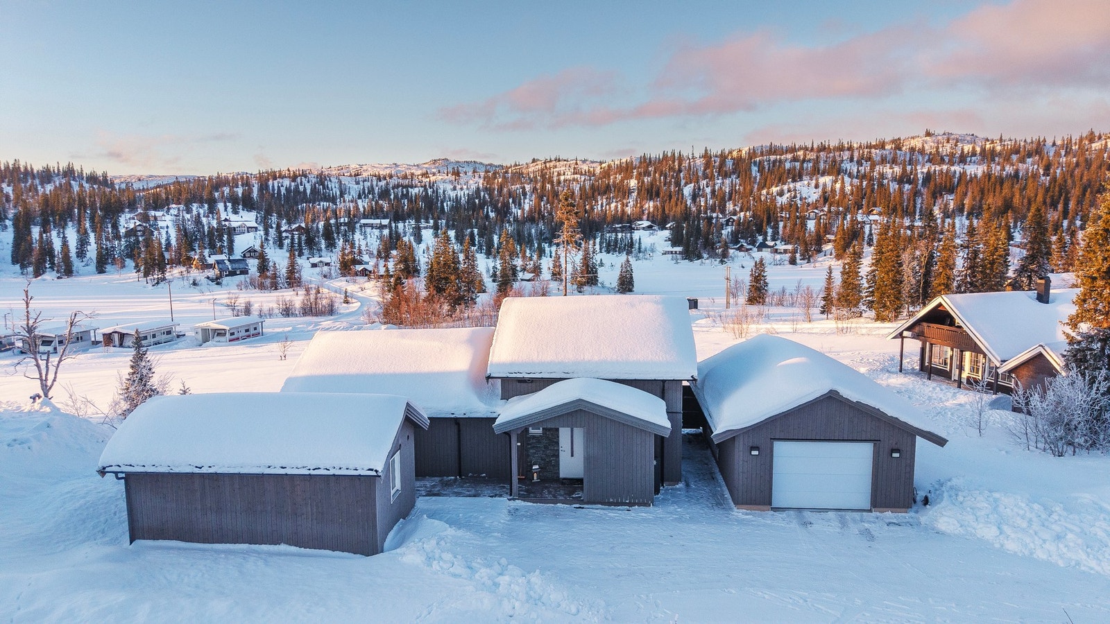 Eiendommen er komplett med fritidsbolig, garasje og anneks. Galleribilde