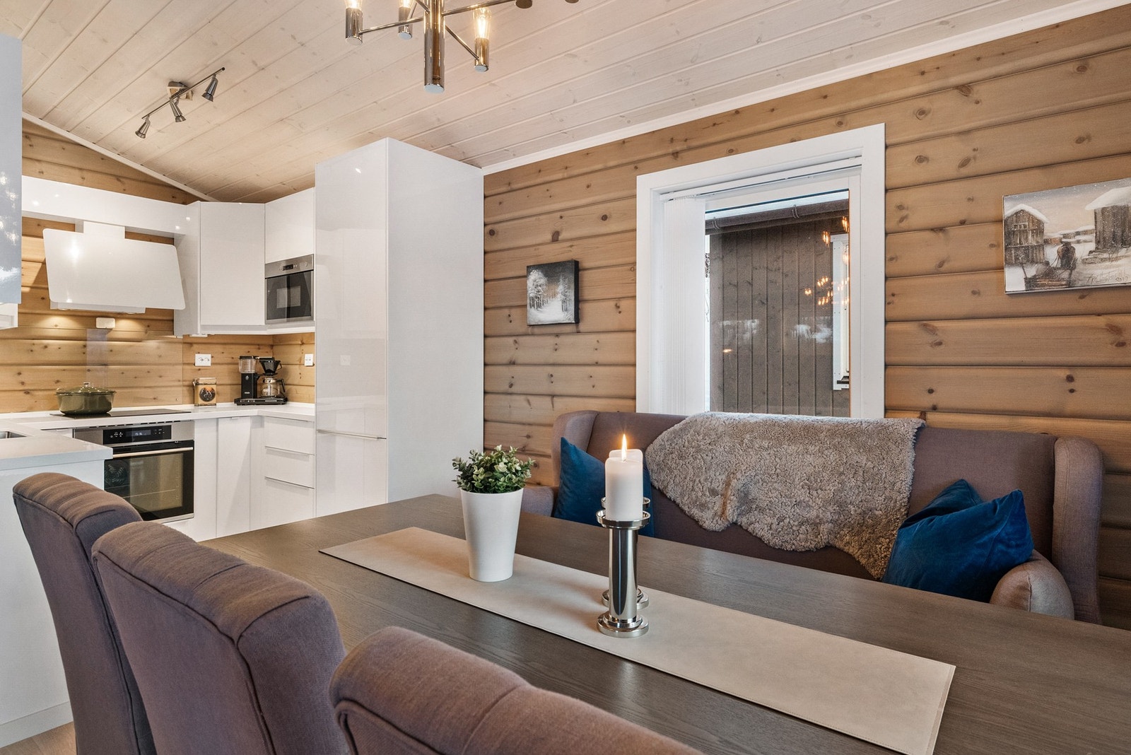 I tilknytting til kjøkkenet er det god plass til en egen spiseseksjon Galleribilde