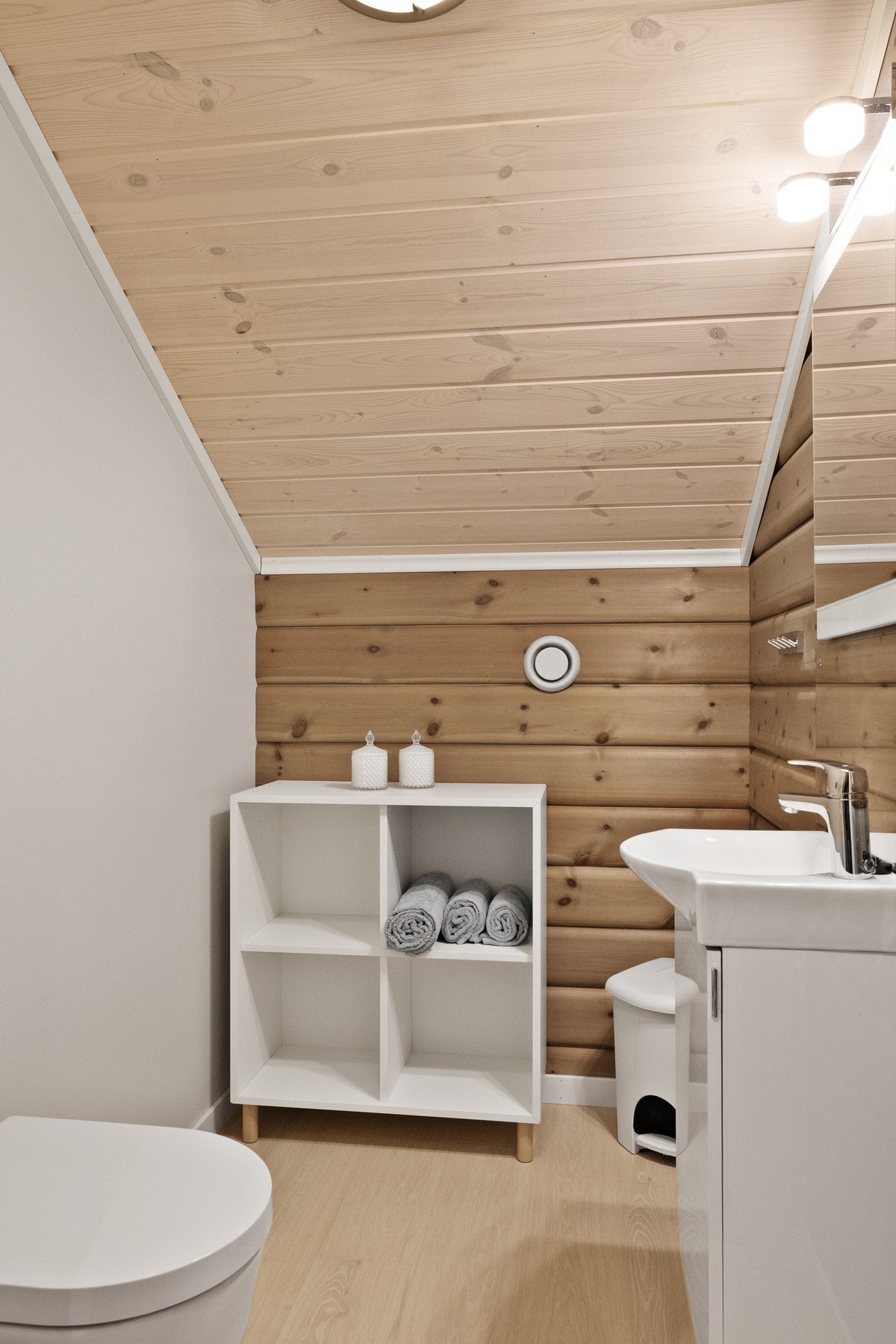 Praktisk toalettrom i loftetasjen Galleribilde