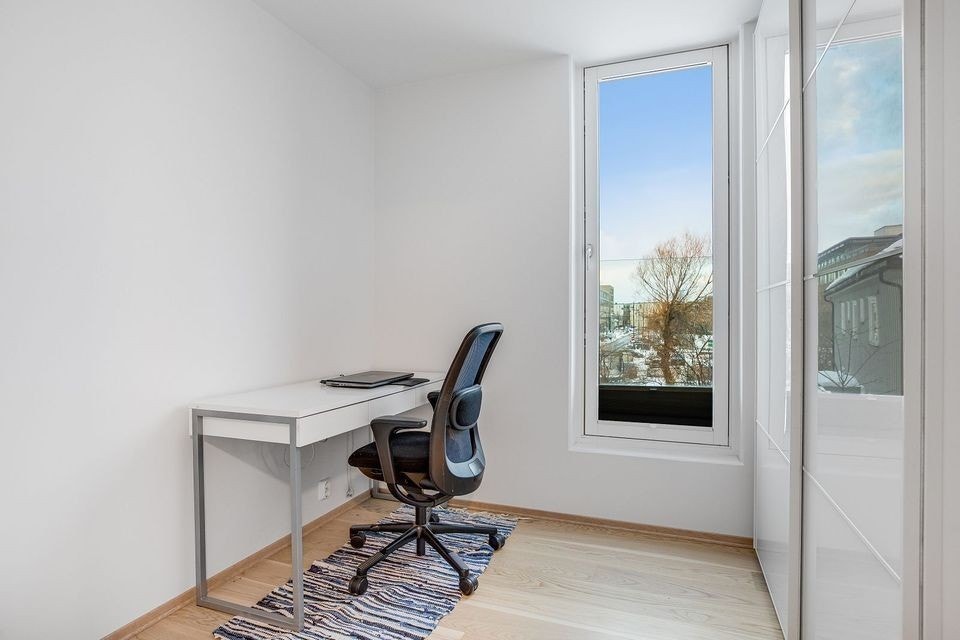 Soverom 2 passer som både soverom og kontor - Garderobeskap medfølger Galleribilde