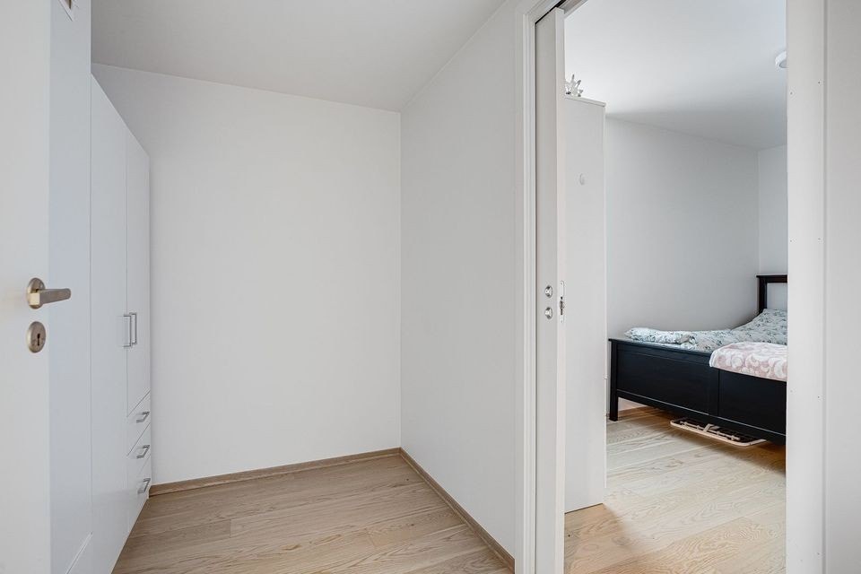 Hovedsoverom med eget garderoberom - Dobbeltseng og garderobeskap medfølger Galleribilde