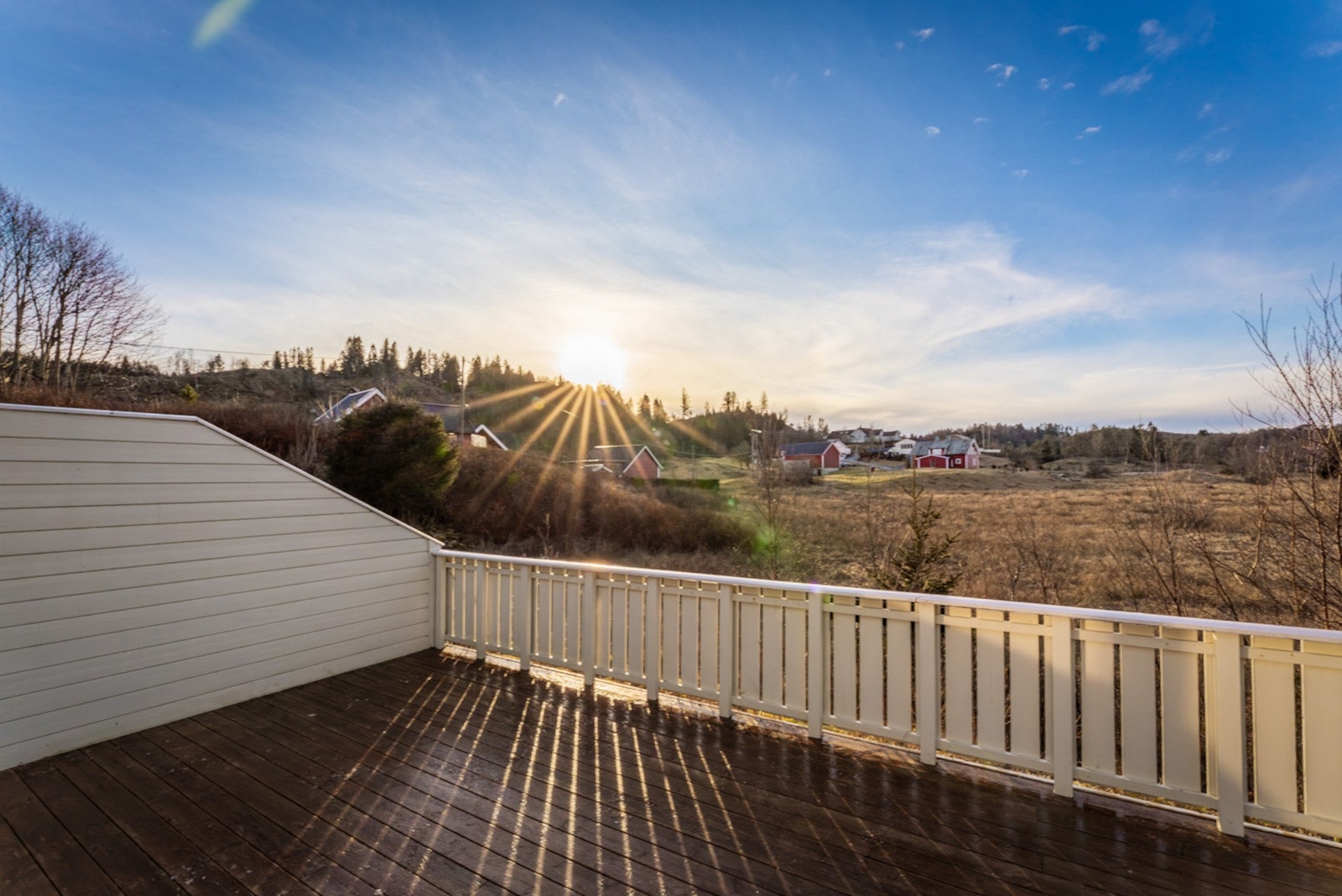 - Her kan du nye solen fra tidlig formiddag til sen kveld midtsommers - Galleribilde