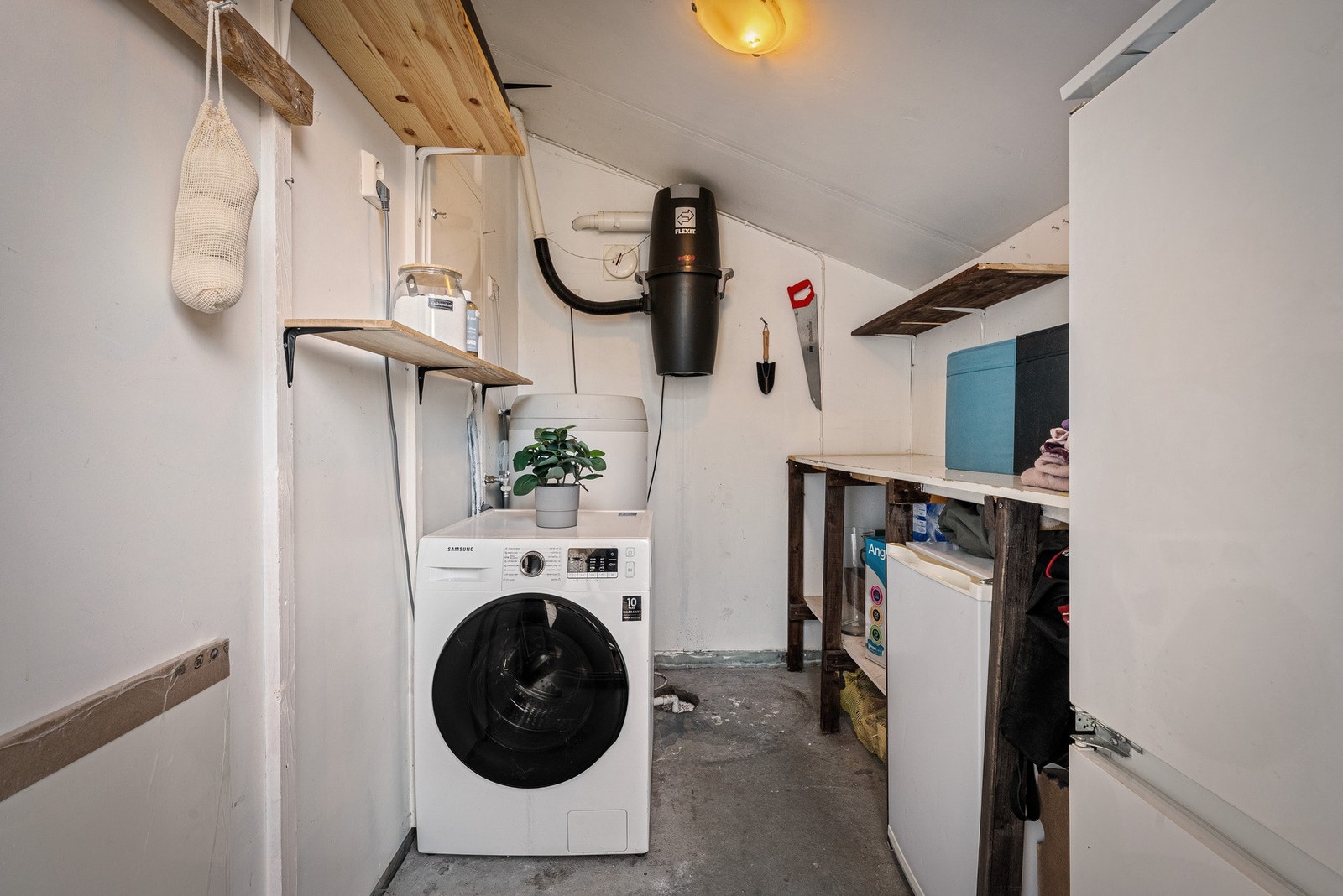 - Boden måler ca. 5 kvm og har opplegg for vaskemaskin - Galleribilde