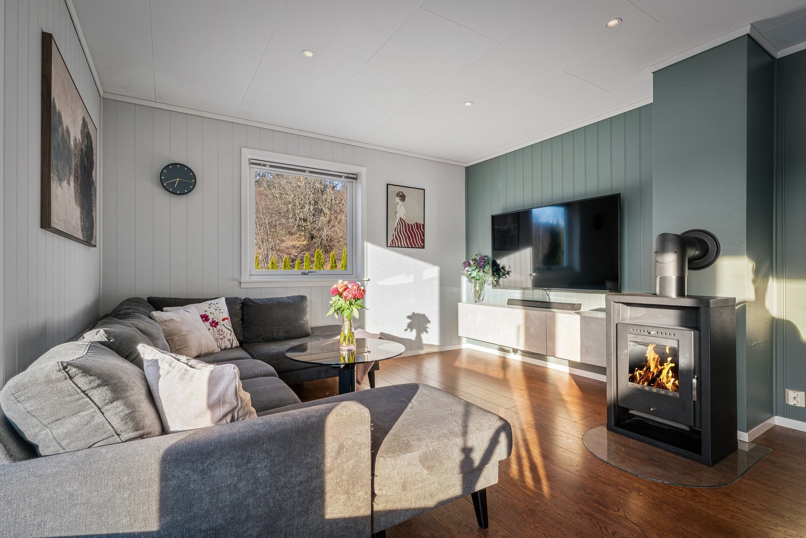 - Videre beveger vi oss inn i hjertet av boligen , nemlig stue/kjøkken - Galleribilde