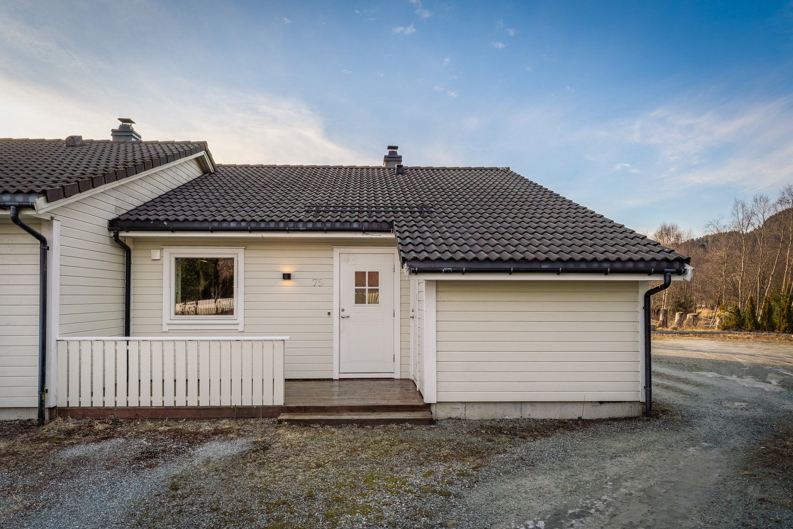 - Her bor man tilbaketrukket og usjenert, men besitter kort reisevei til alle service-, fritids- og kollektivtilbud på Frekhaug - Galleribilde