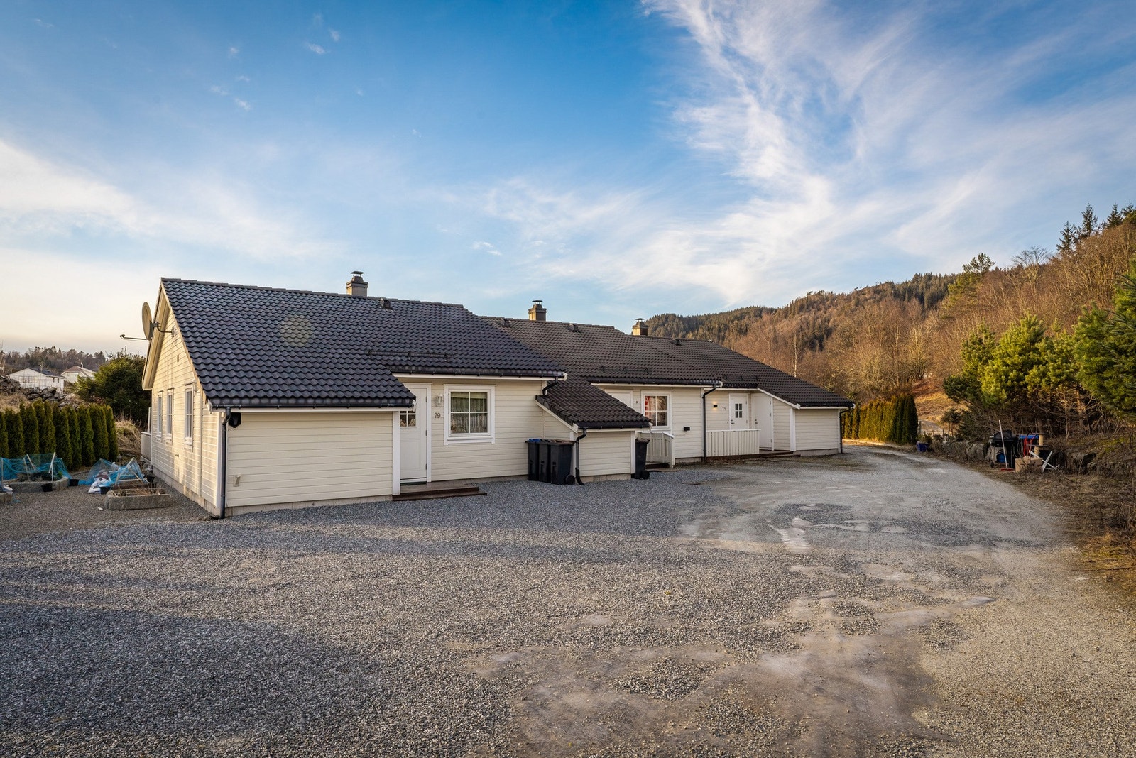 - Det er gode parkeringsmuligheter rundt boligen, og montert elbillader i 2022 - Galleribilde