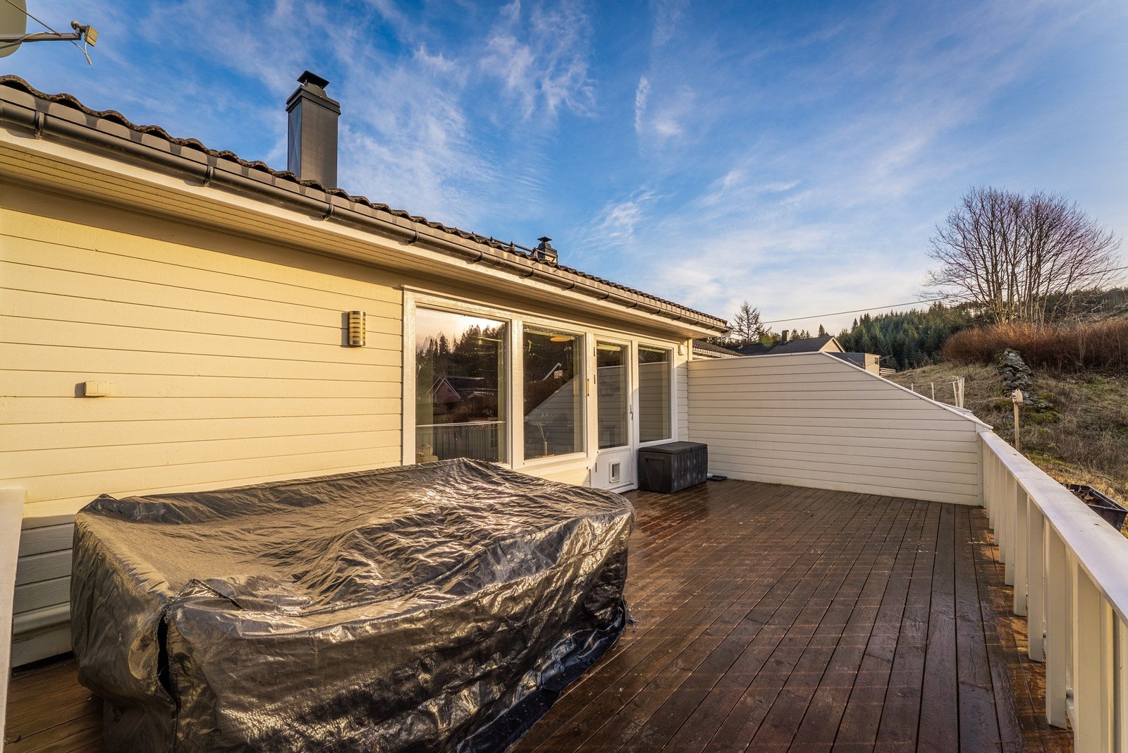 - Det er god plass til utemøbler i flere soner, med sittegruppe, solsenger etc. - Galleribilde