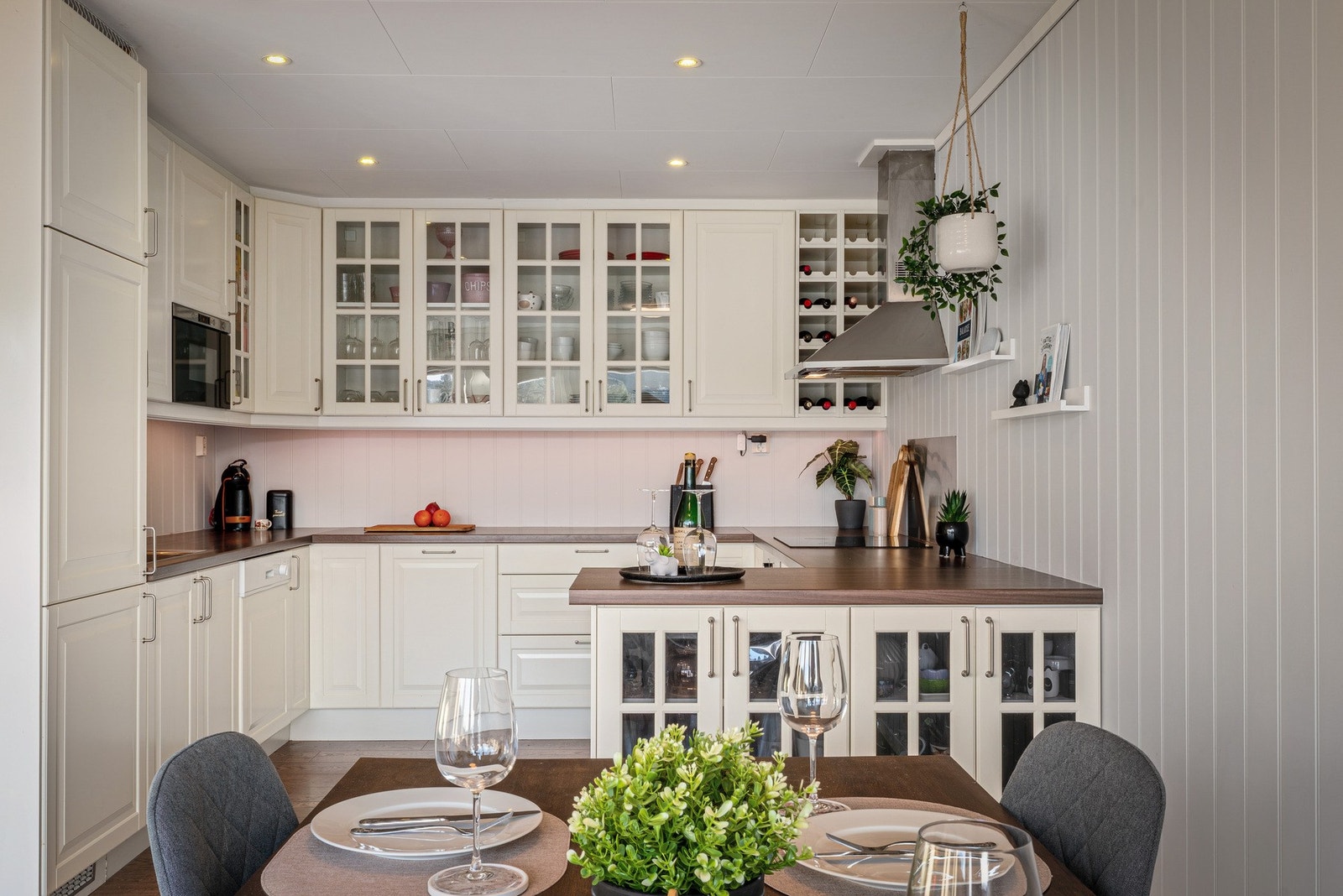 - Kjøkkeninnredning med profilerte fronter, benkeplate av laminat og kjøkkenvask i stål - Galleribilde