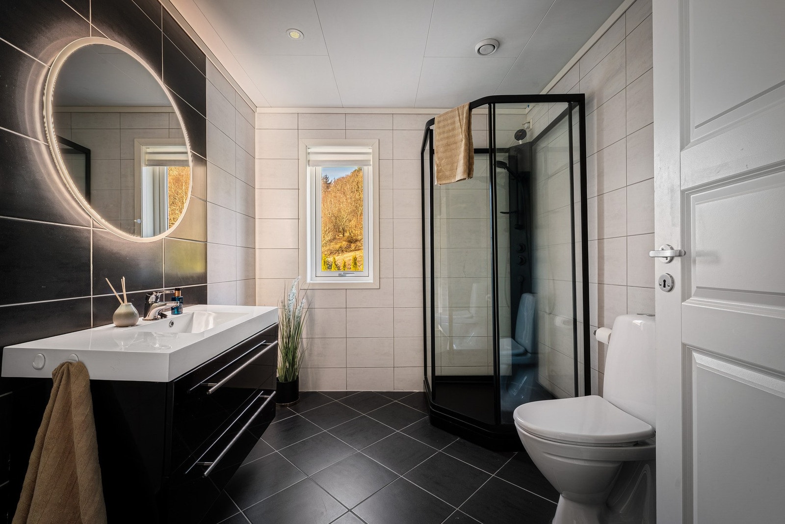 - Badet er hel-fliset og har et areal på 6,35 kvm - Galleribilde