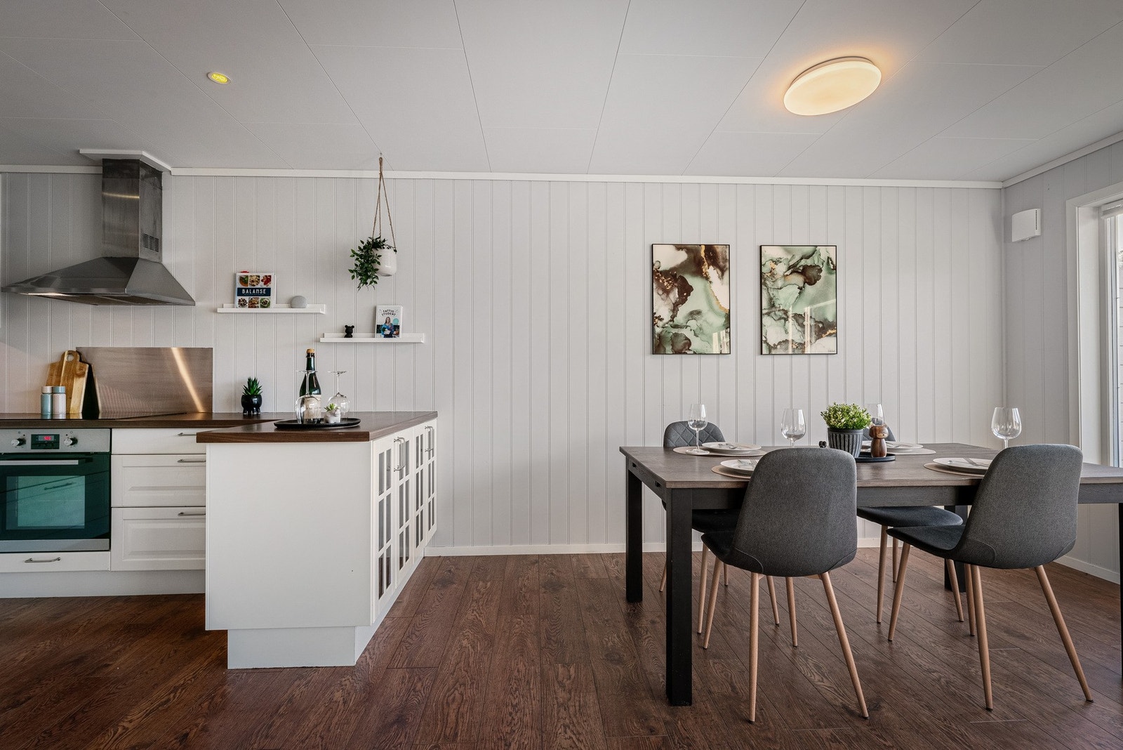 - Det er smartpanel over benkeplater på kjøkken - Galleribilde