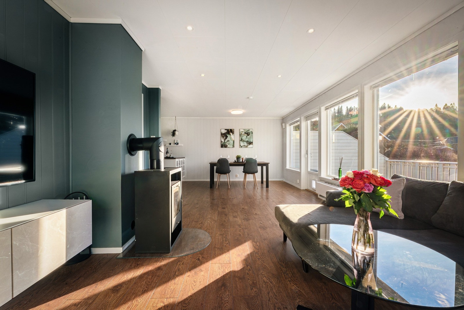 - Stue/kjøkken har et lyst og luftiguttrykk med store vindusflater og innfelte downlights - Galleribilde