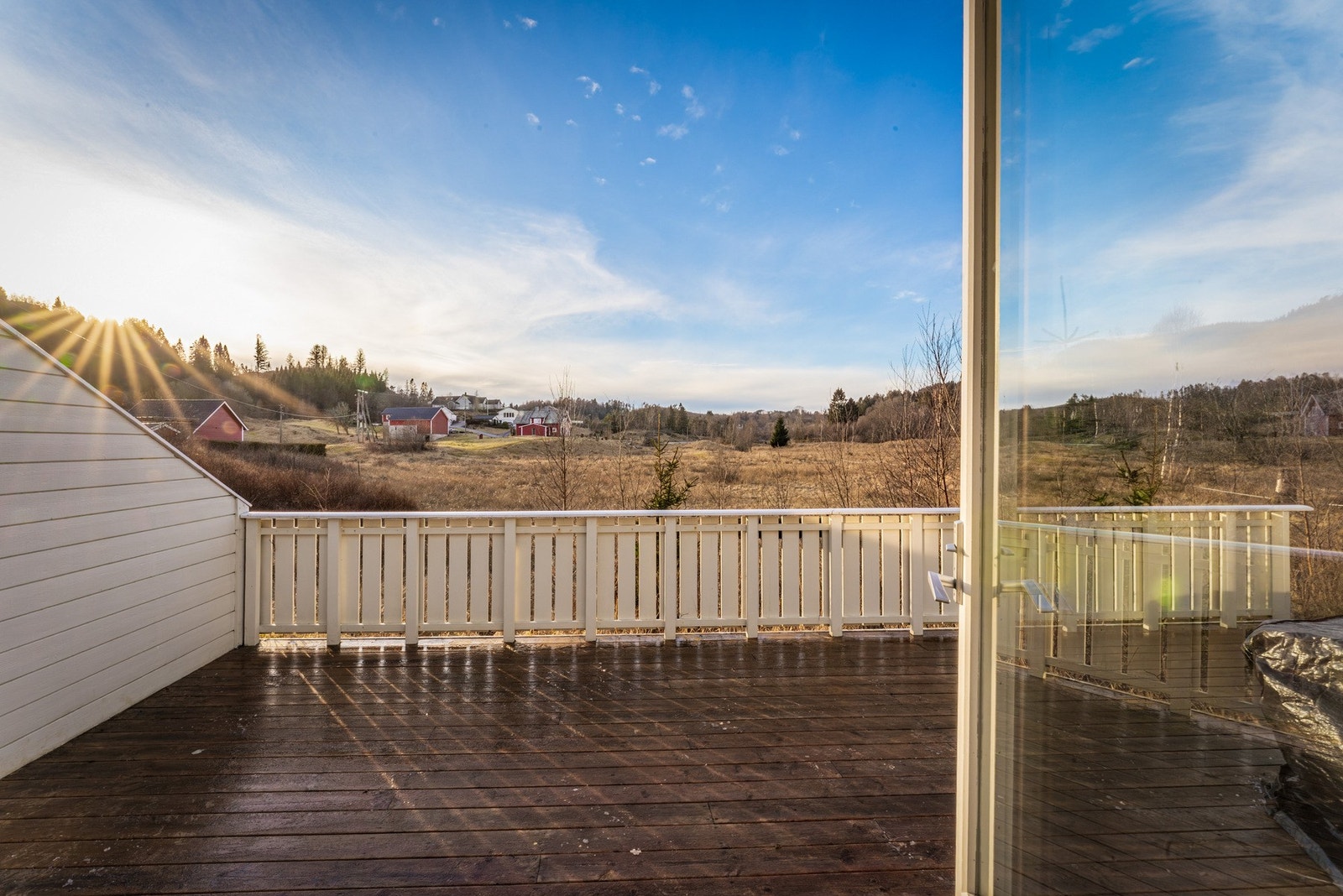 - Fra stuen er det tilkomst til boligens terrasse på hele 38 kvm - Galleribilde