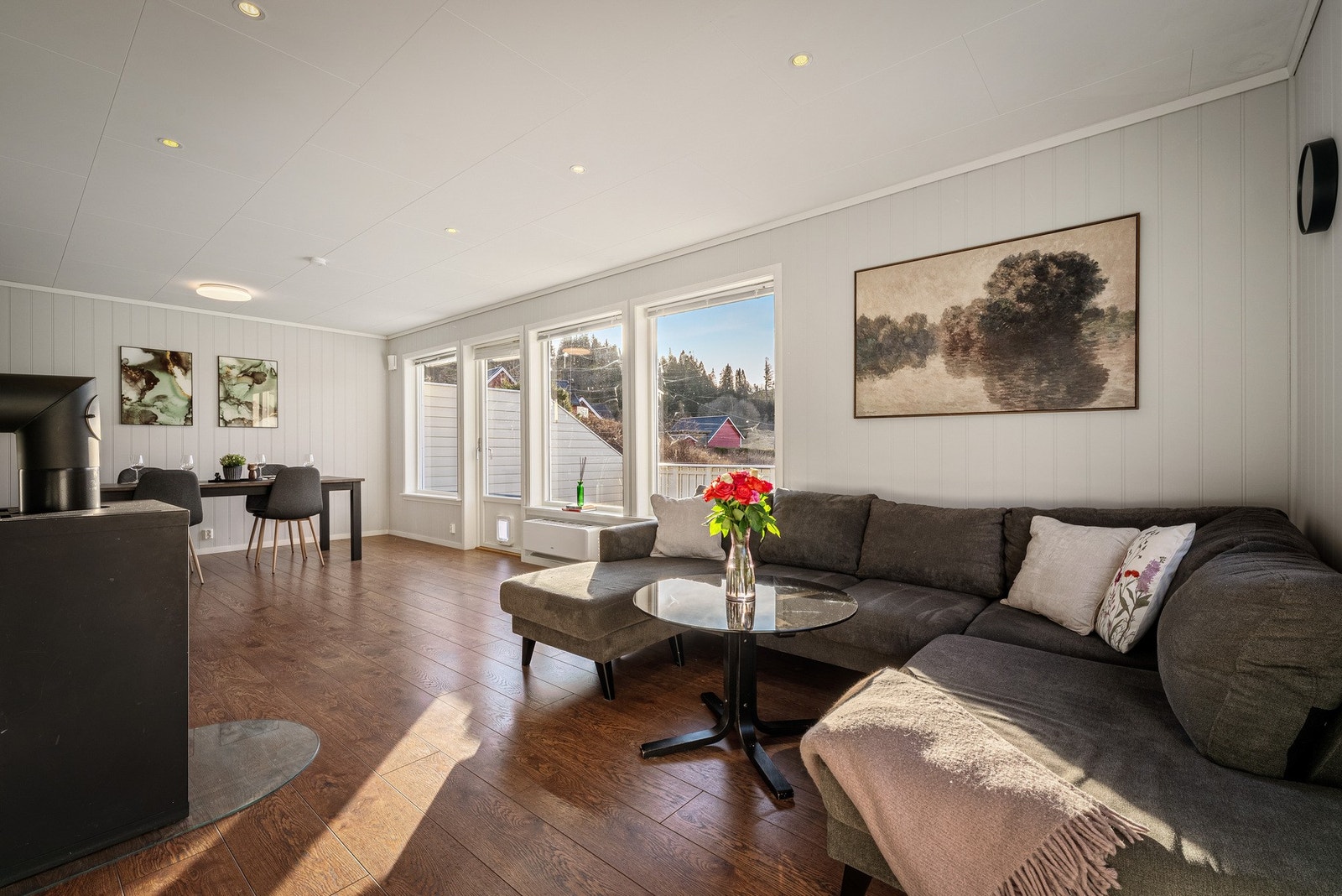 - Rommet gir gode muligheter for møblering i ulike soner med sofahjørne, tv-seksjon og spisegruppe - Galleribilde