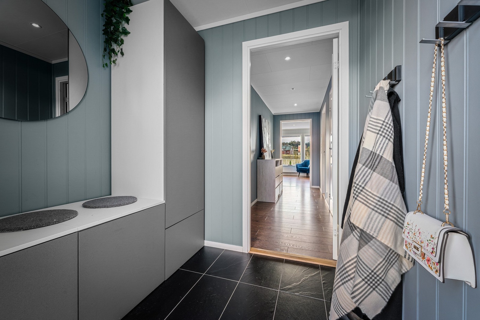 - Det første som møter deg er en entré på ca. 3,8 kvm med god plass til sko- og yttertøy - Galleribilde