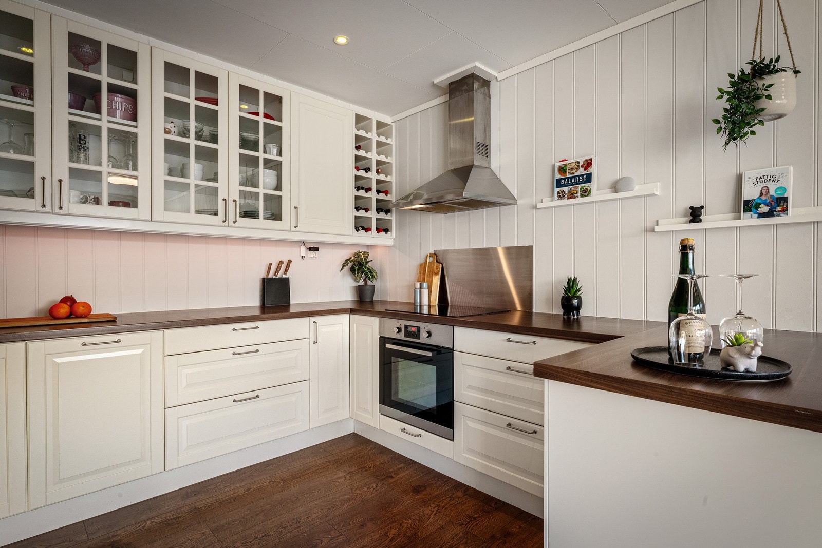 - Kjøkkenhalvøyen gir ekstra benkeplass, samt serveringsplass ved besøk - Galleribilde