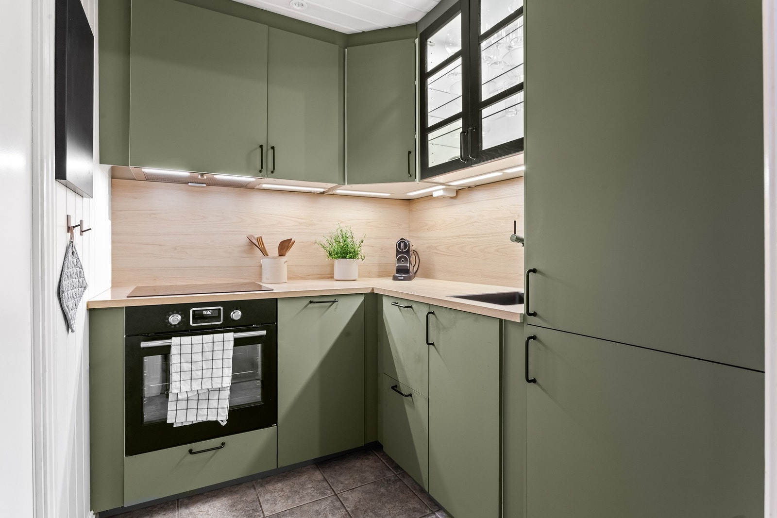 Kjøkkenet ligger i eget rom og har en pen IKEA-innredning fra 2021 i en moderne tone og på gulvet er det fliser. Galleribilde