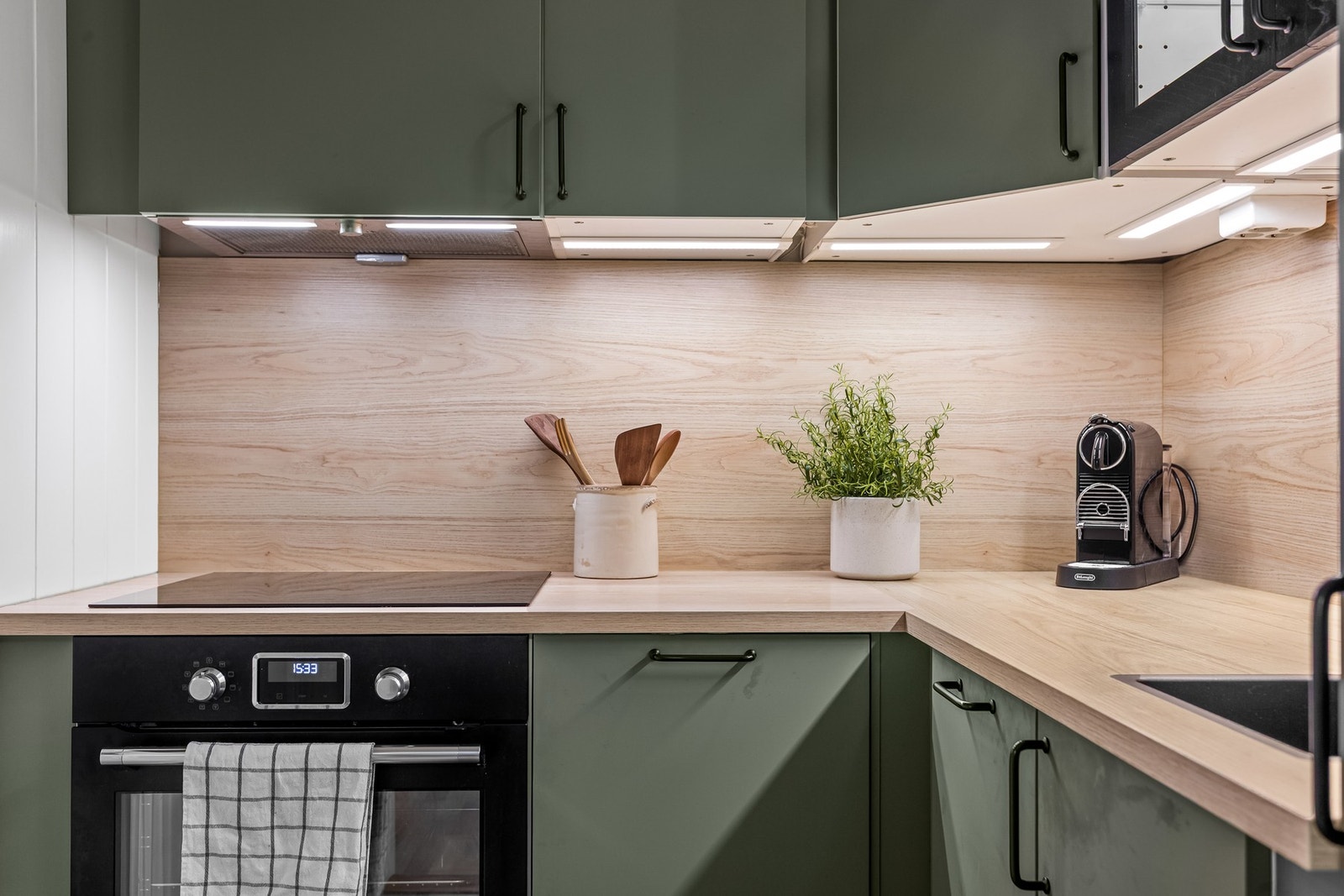 Over benken er det godt arbeidslys. Ved kokeplassen er det integrert stekeovn, platetopp og avtrekk fra kullfilterventilator. Ellers er det integrert kjøle-/fryseskap. Galleribilde