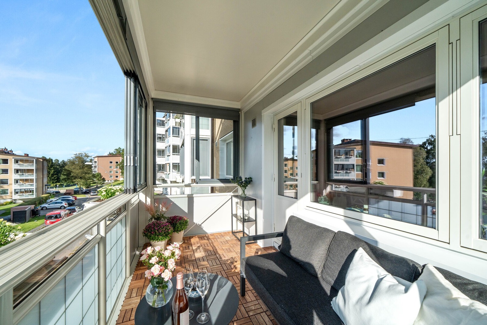 Innglassingen kan skyves til side slik at sol og luft slippes inn og det er montert rullegardiner på innsiden av balkongen for solskjerming. Galleribilde