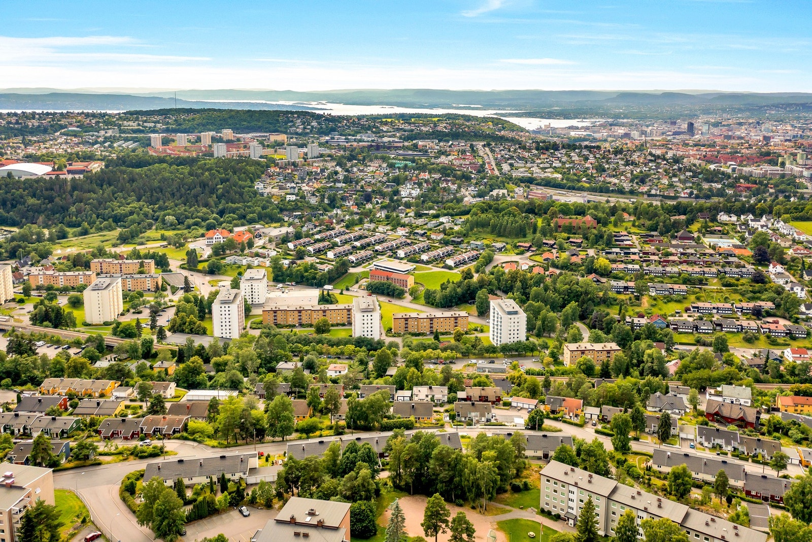 Fin sykkelavstand til Oslo sentrum, og med oppgraderte sykkelveier langs Østensjøveien og Alnaelven går turen raskt og trygt. Galleribilde