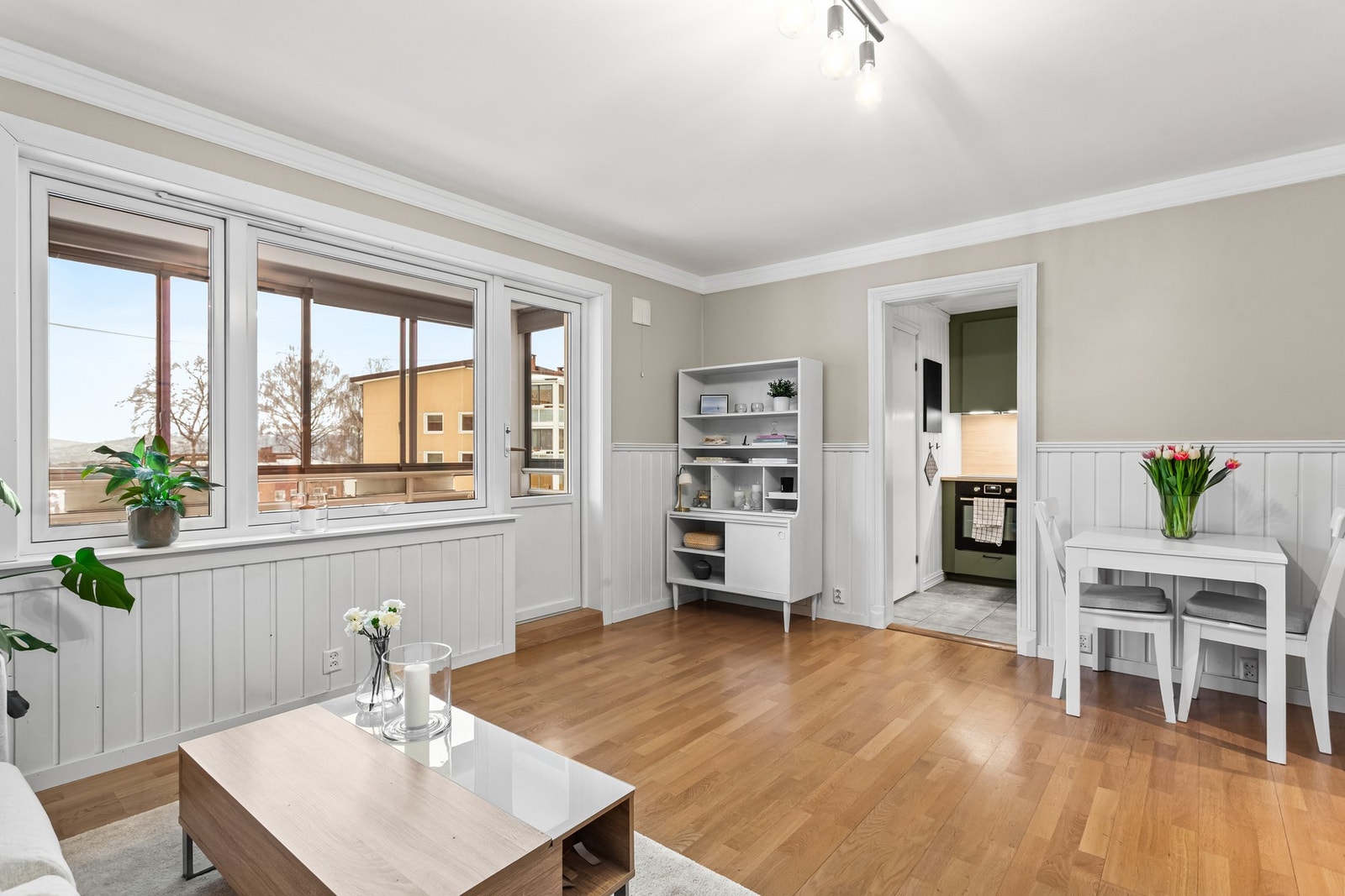 Store vindusflater sørger for godt med naturlig lysinnslipp. Vinduene og balkongdøren ble skiftet i regi av borettslaget i 2019/2020. Galleribilde