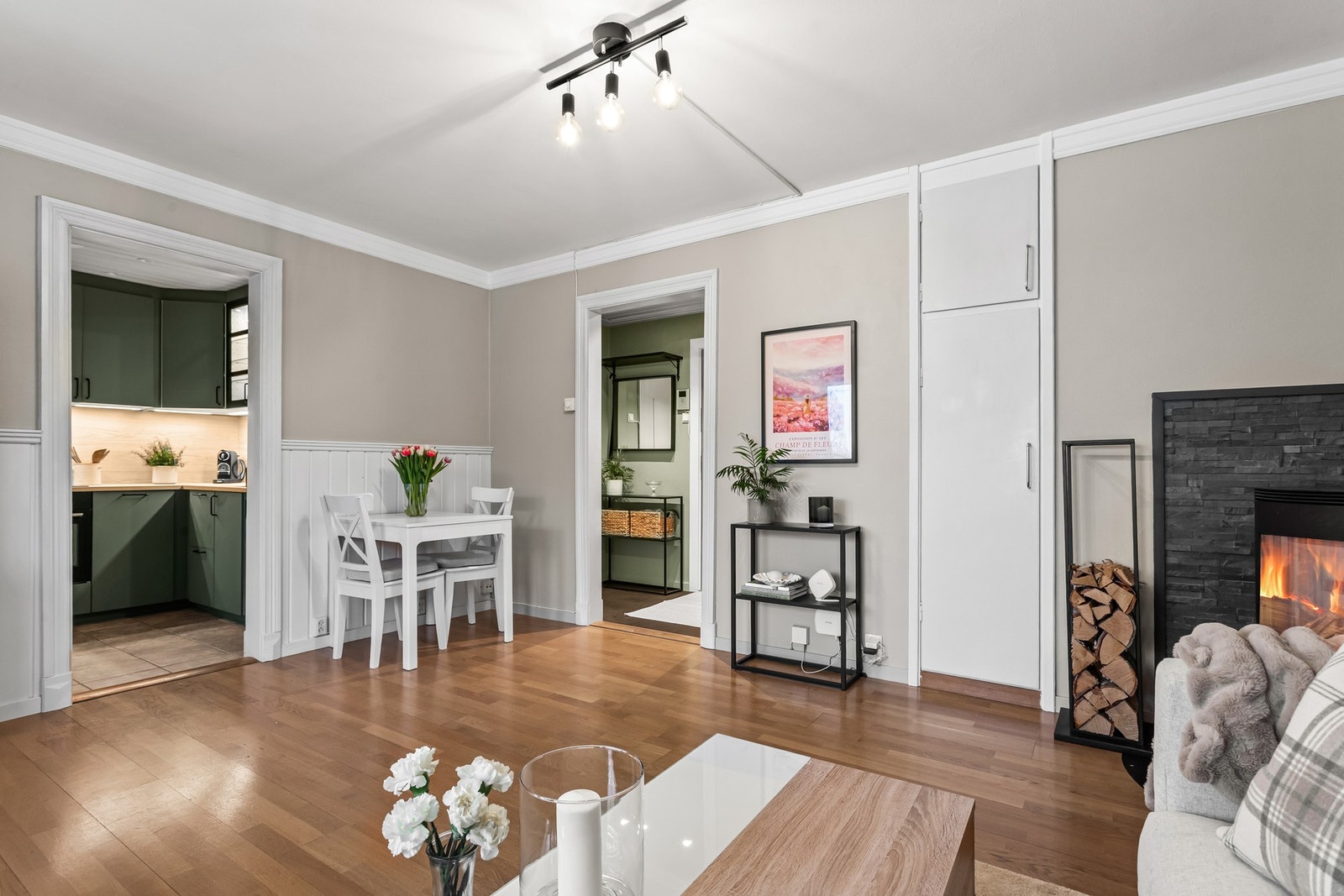 Det er installert en moderne peisovn i stuen. Pipeløpene i borettslaget ble rehabilitert i 2014. Galleribilde