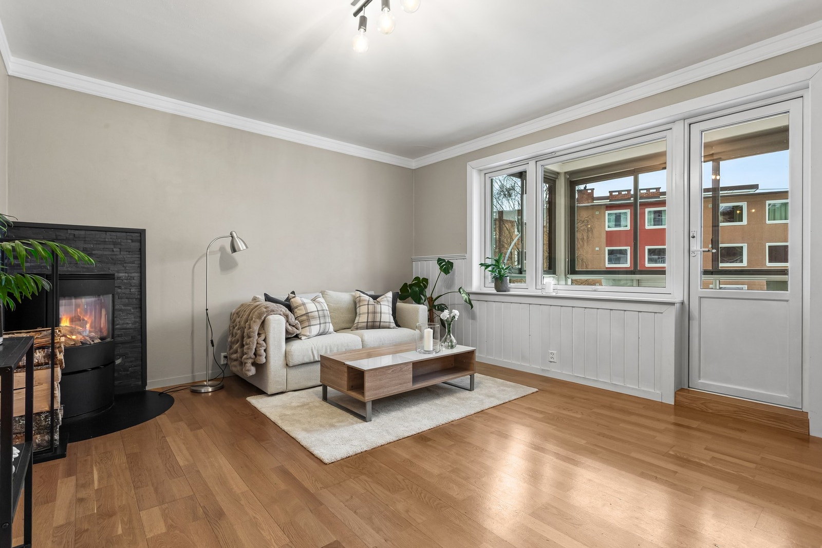 Mekanikerveien 20 er en lys og pen leilighet i høy første etasje, med solrik, innglasset balkong, peisovn og smart planløsning. Beliggenheten er attraktiv, med kort vei til bla. T-bane og Østmarka. Galleribilde