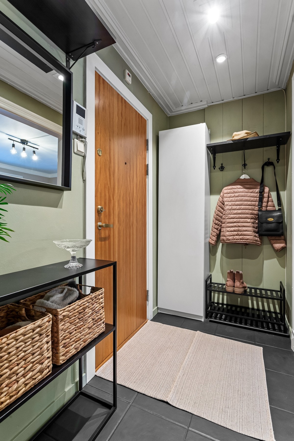 Her er det et klesskap til yttertøyet og dørcalling med kamera. Ekstra lagringsplass finnes i tre kjellerboder på til sammen 8 kvm. Galleribilde