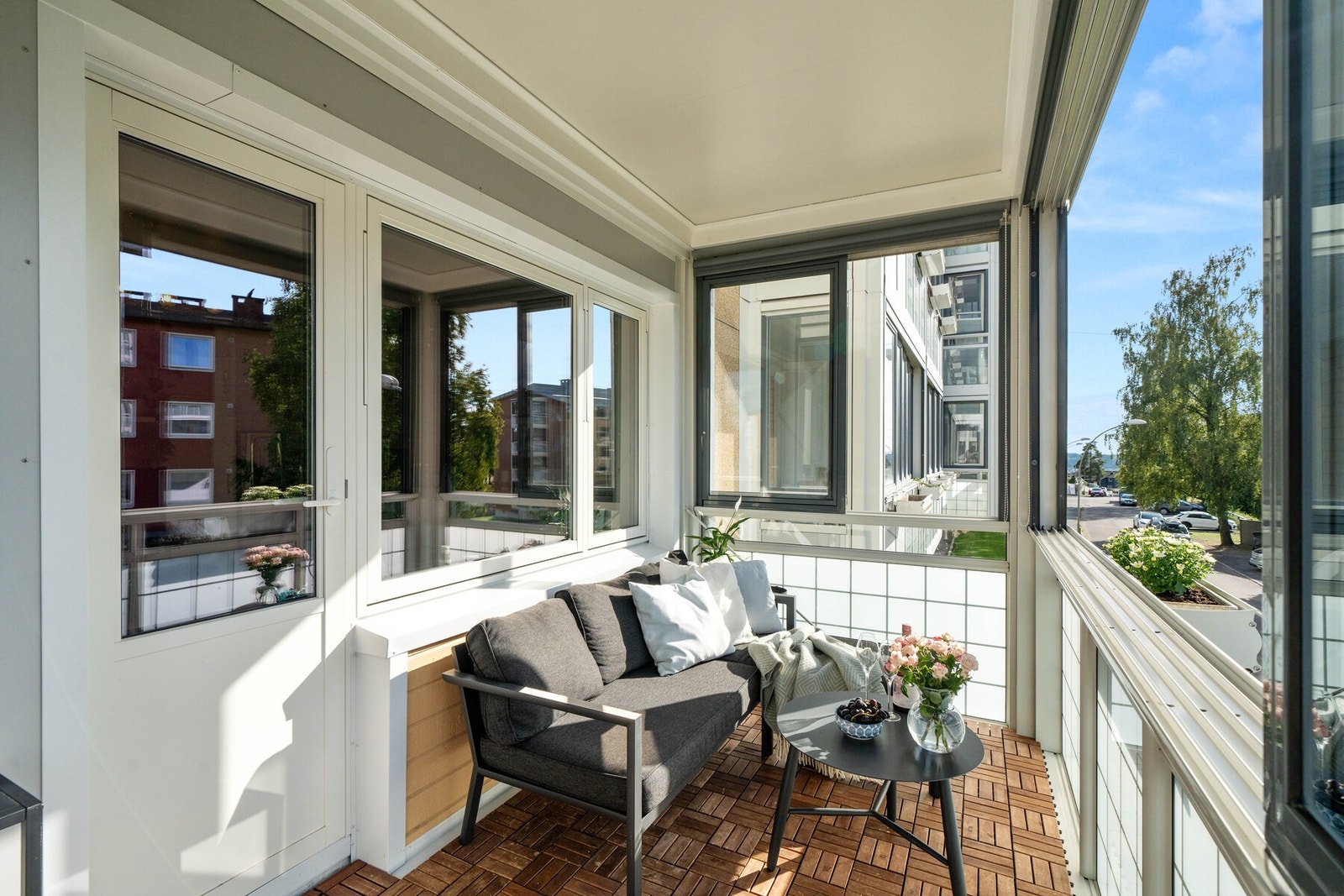 Her er det god plass til å innrede med ønsket møblement, slik at både sommerdager og sommerkvelder kan nytes i godt lag. Galleribilde