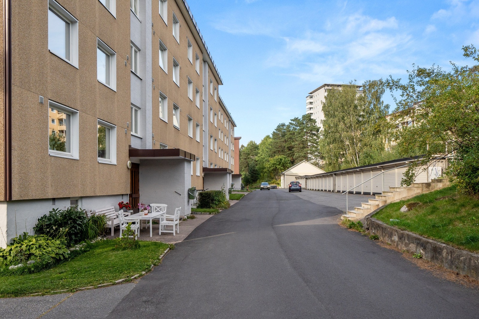 Borettslaget har to garasjeanlegg med totalt 73 garasjer og 148 parkeringsplasser for utleie til borettshaverne, plassene leies ut etter venteliste og ansiennitet. Galleribilde