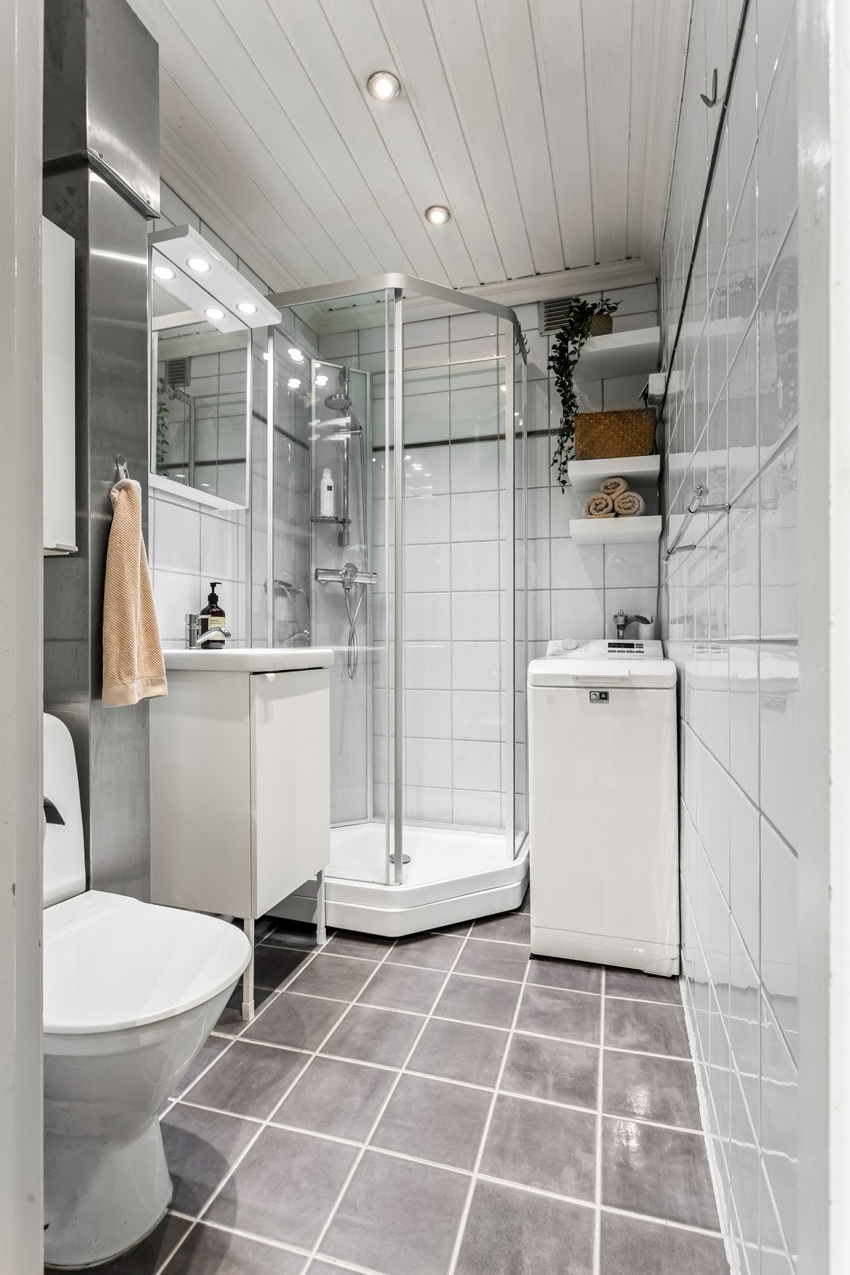 Badet i leiligheten er fra 2003 og er tidløst med lyse fliser. Badet er oppgradert med ny servant, innredning, kabinett og opplegg for vaskemaskin i 2020 og 2025. Galleribilde