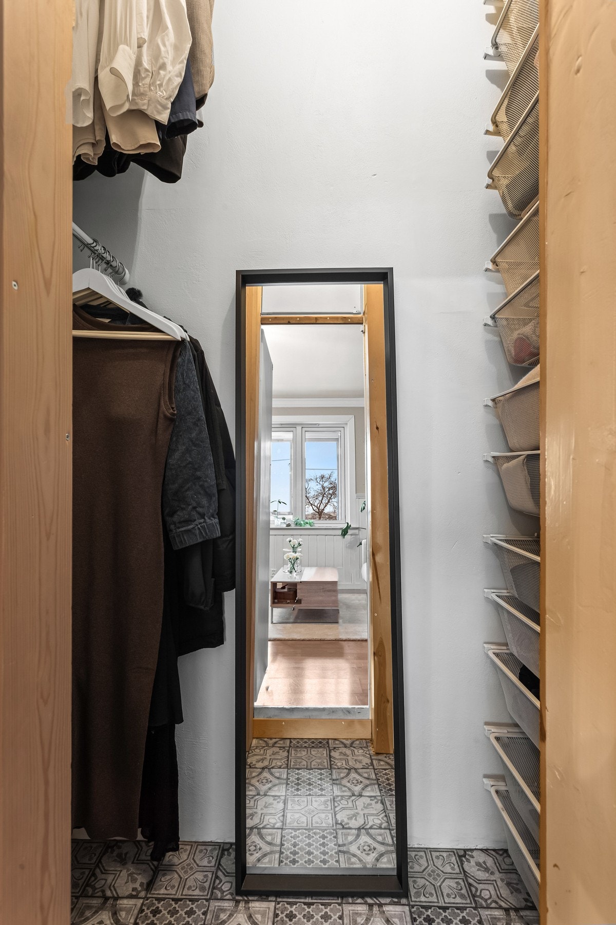 I stuen er det et stort, innbygget garderobeskap for lagring. Her er det innredet med kurver og oppheng. Galleribilde