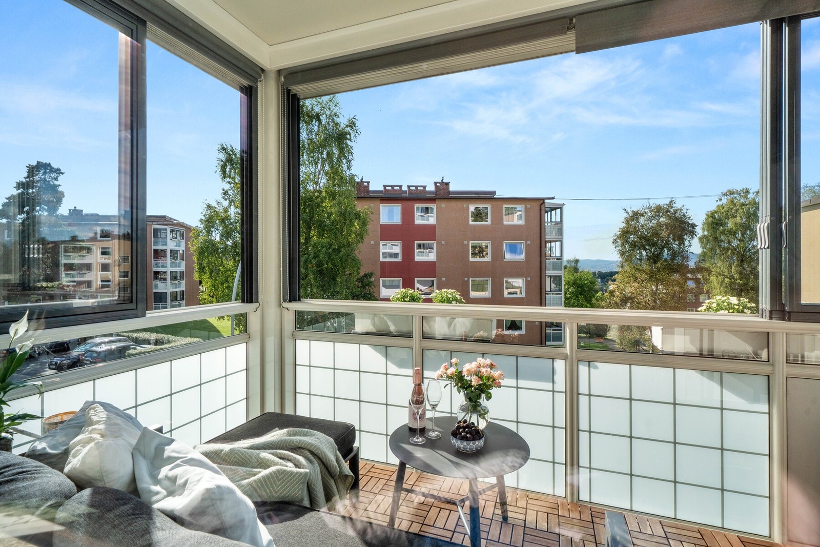 Fint utsyn fra det store vinduet i stuen. Galleribilde