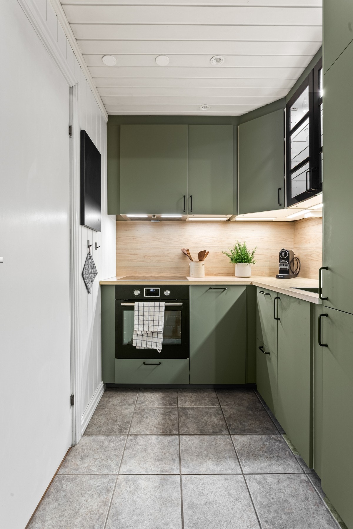 I kjøkkenbenken er det integrert oppvaskmaskin. Ellers er det integrert kjøle-/fryseskap. Galleribilde