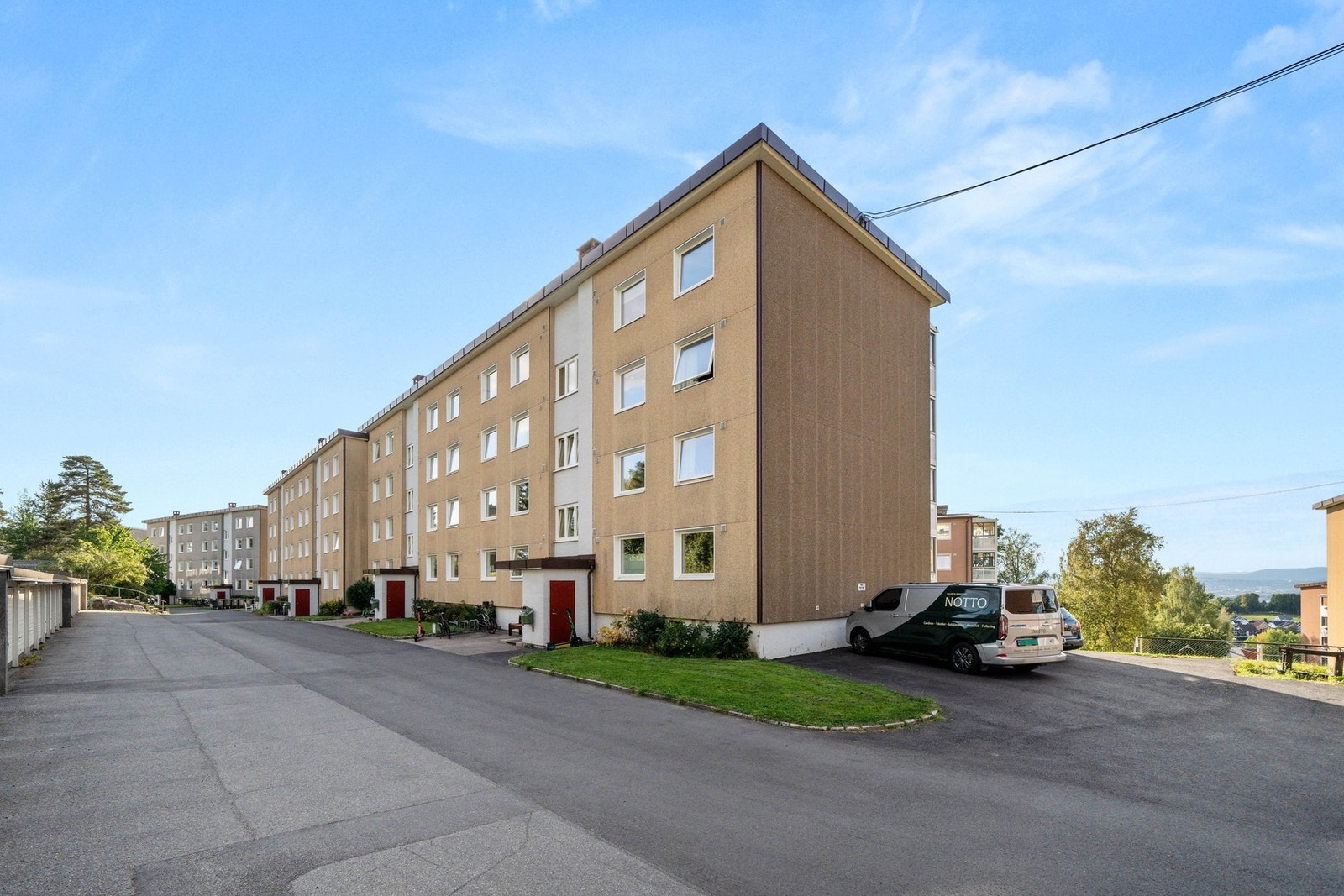 Leiligheten har en sentral og ettertraktet beliggenhet i et svært populært borettslag på Godlia/Oppsal. Blokken ligger fint til på et høydedrag, og leiligheten ligger fint plassert i første etasje. Galleribilde