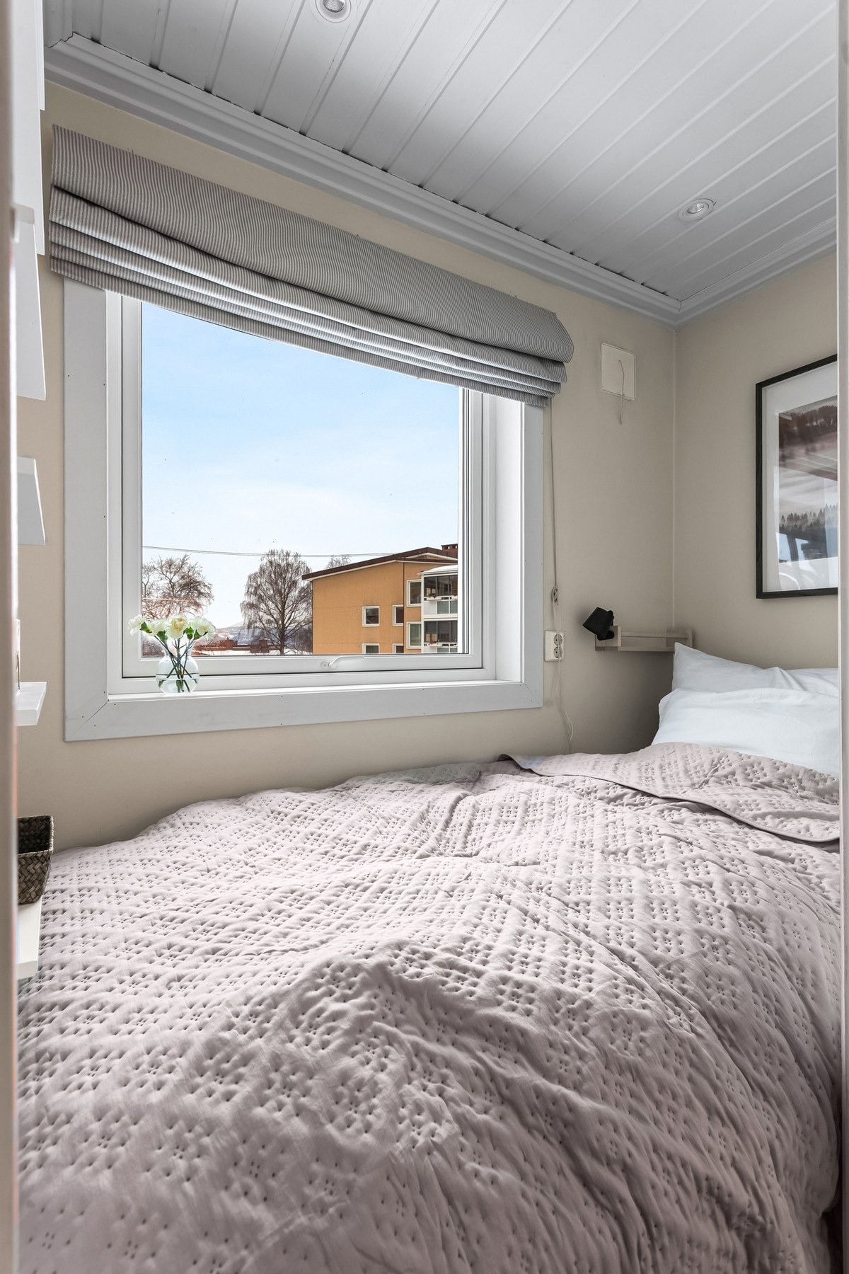 Fra kjøkkenet er det dør inn til en smart sovealkove med plass for seng og stort vindu. Galleribilde