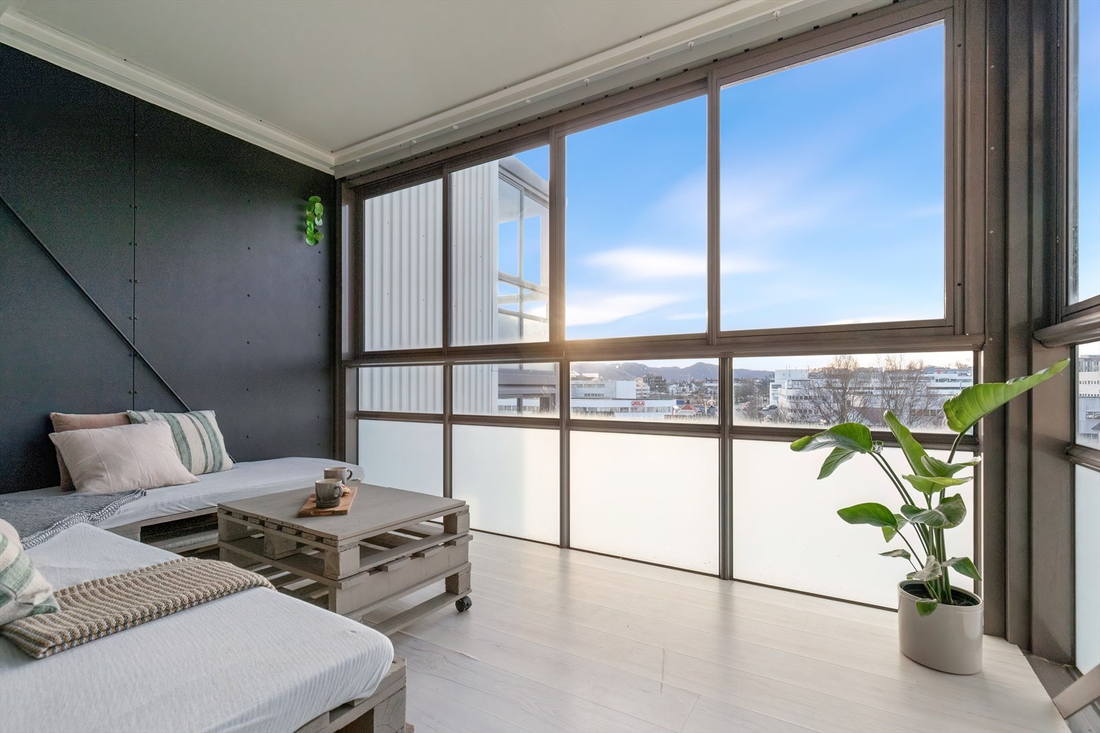 Innglasset balkong, fungerer som en naturlig forlengelse av stuen. Galleribilde